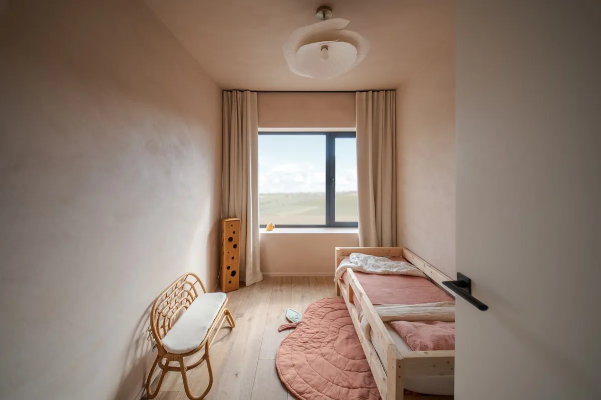 Chambre en enduit à la chaux et parquet chêne à Neufchâteau