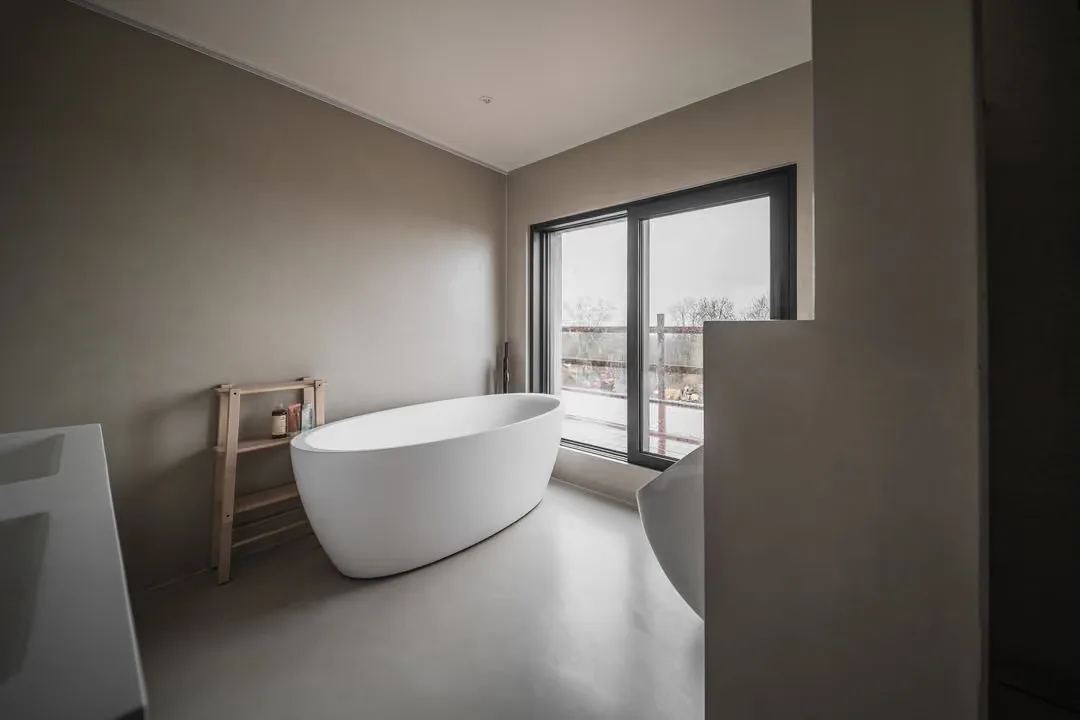 Béton ciré en salle de bain : avantages, entretien et erreurs à éviter