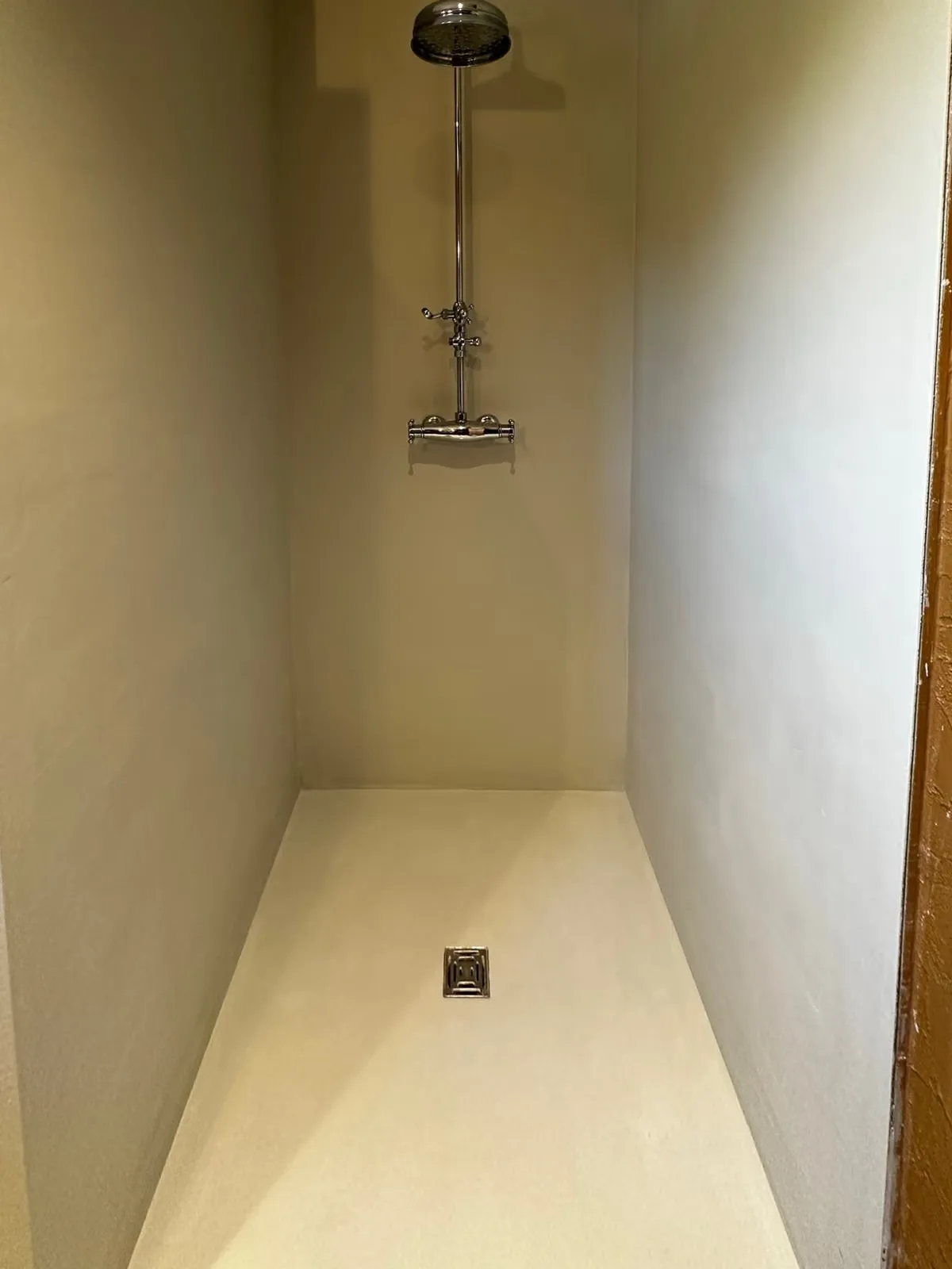 Sol en béton ciré et douche à Libramont