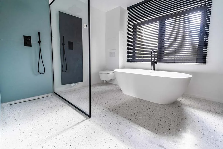 Terrazzo dans la salle de bain : sol de douche, murs et vasque