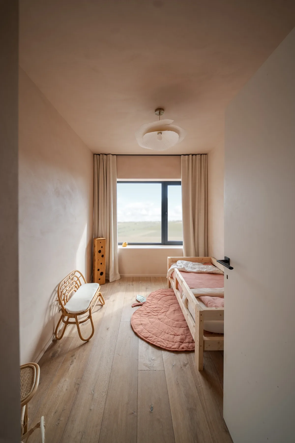 Intérieur en enduit à la chaux blanche cassée
