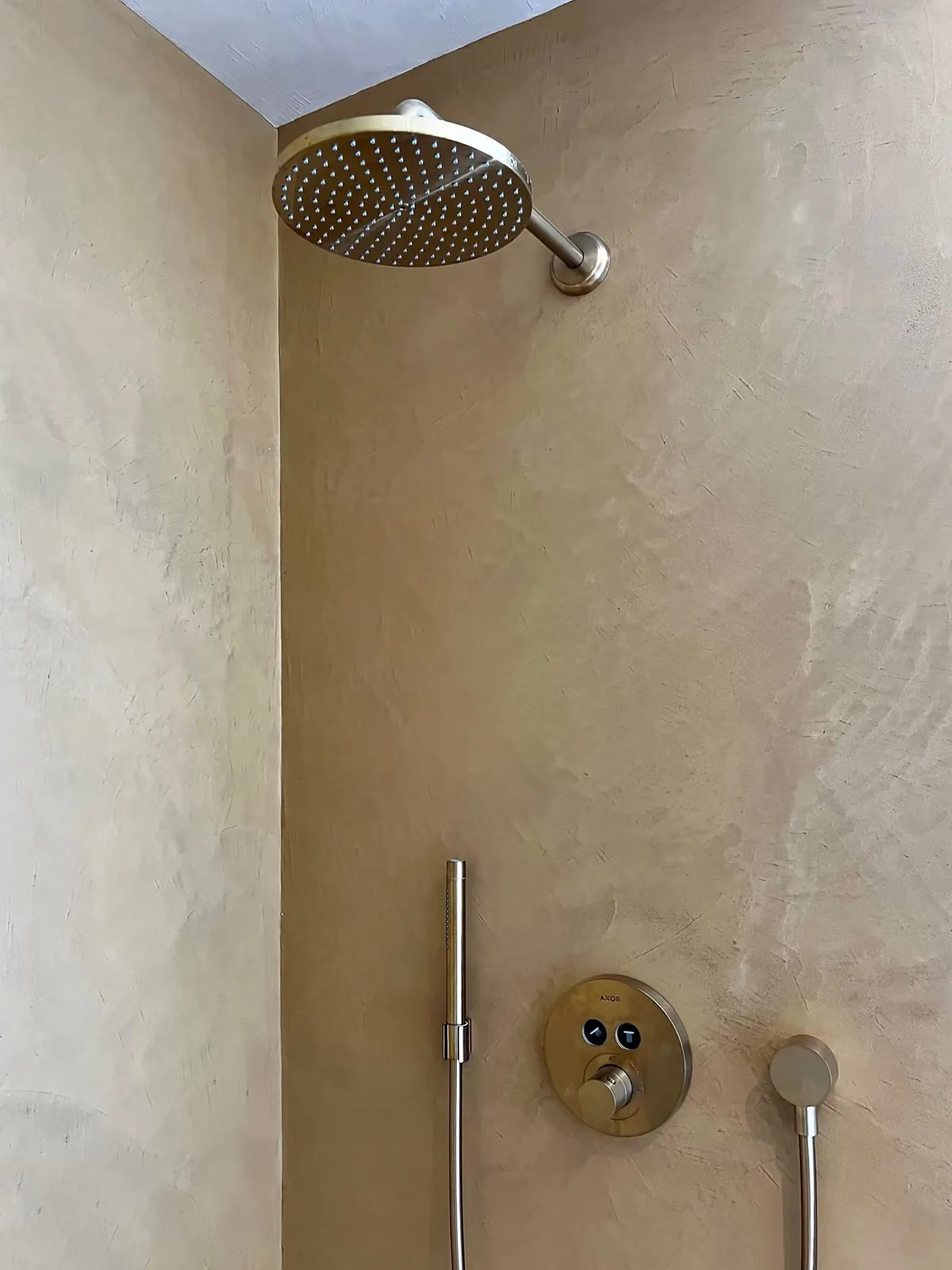 Salles de bains et WC en béton ciré et Mortex coloré, vue 2