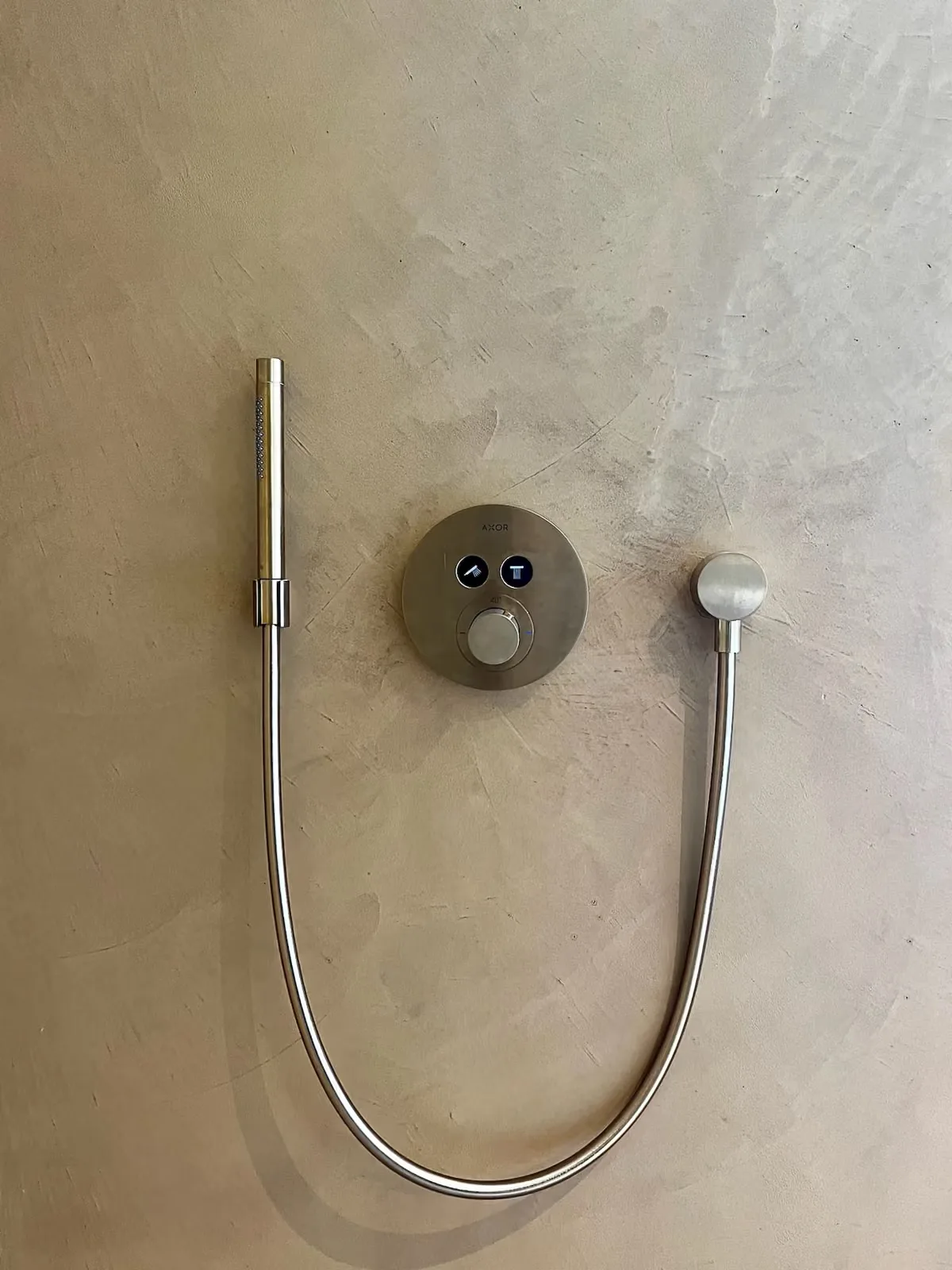 Salles de bains et WC en béton ciré et Mortex coloré, vue 3