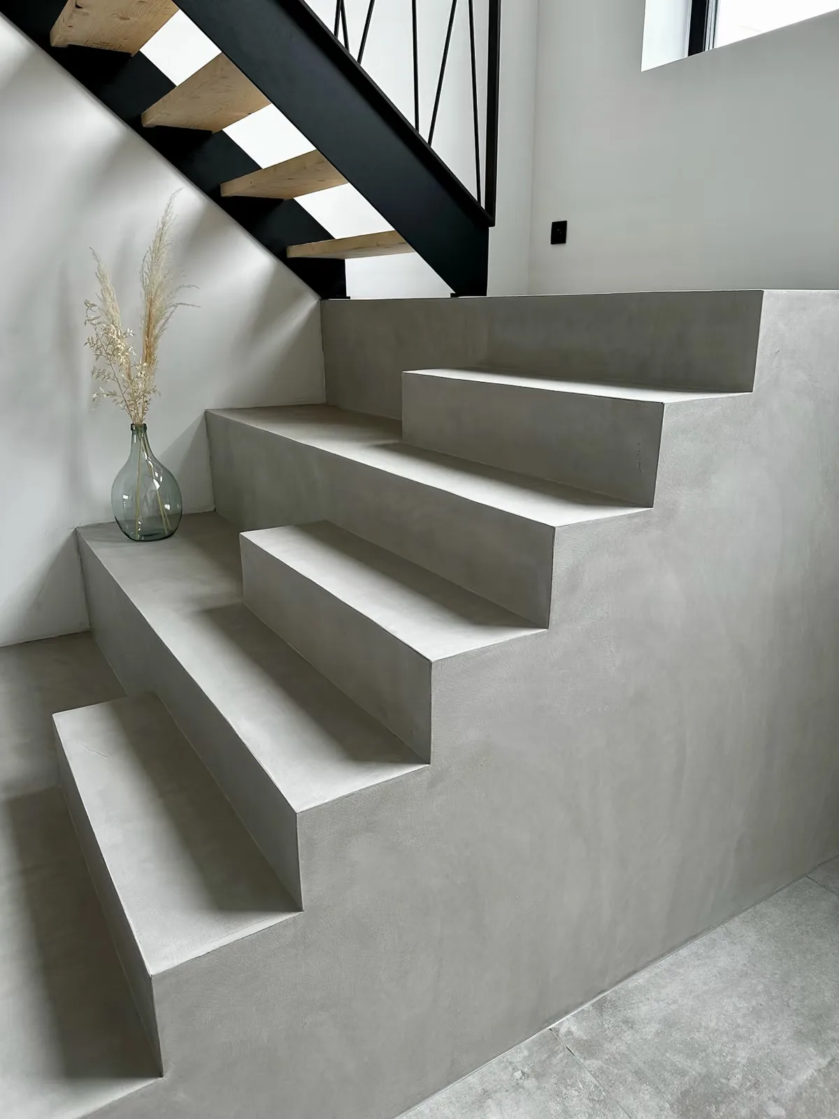 Escalier en béton ciré contemporain à Offaing, vue 2
