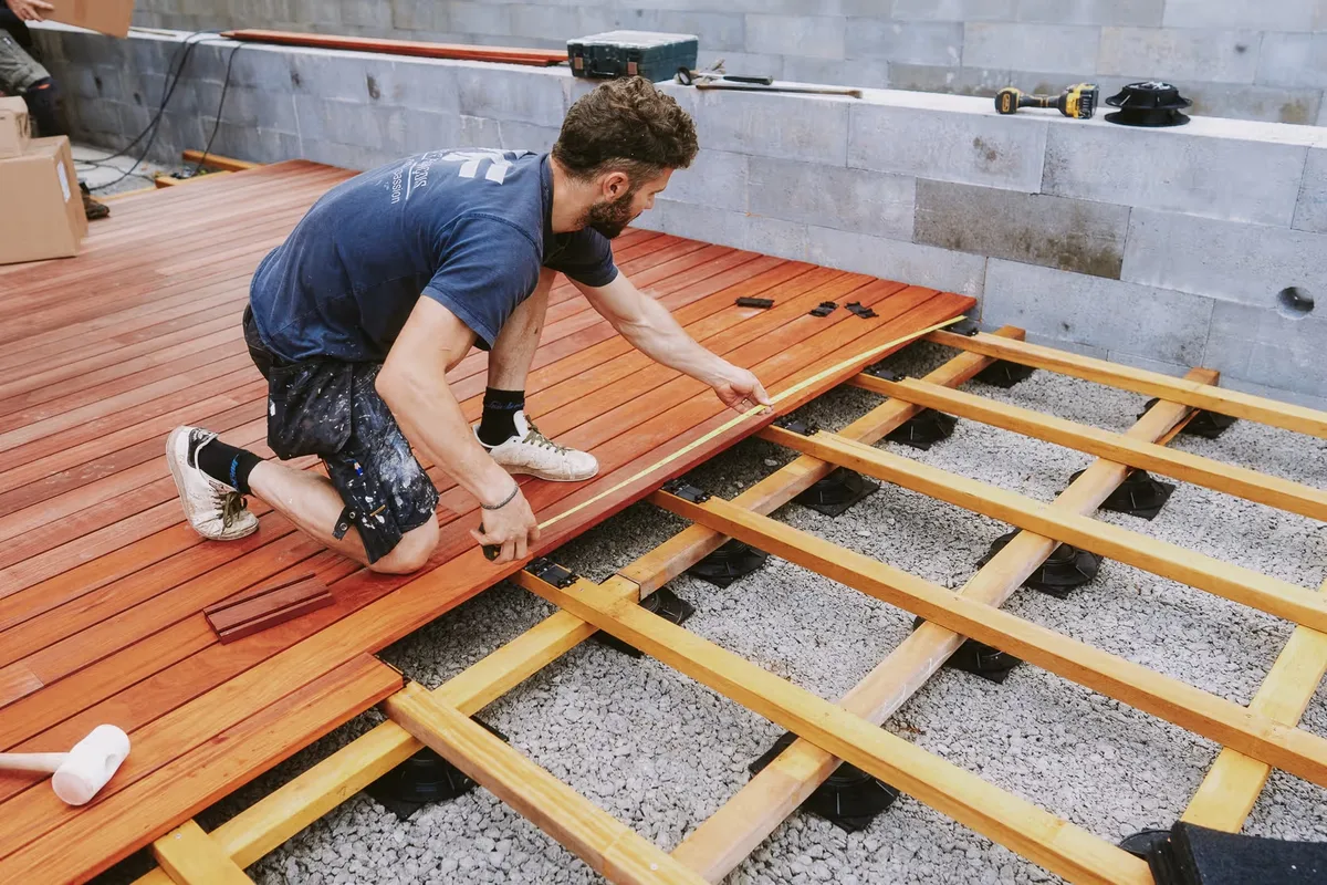 Lames de terrasse en bois posées par un artisan