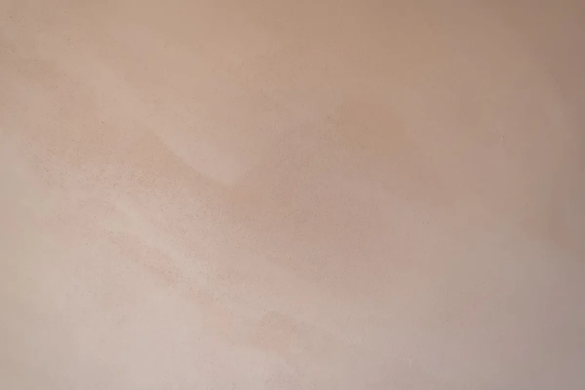 Mur en enduit à la chaux teinte Peach, nuances douces