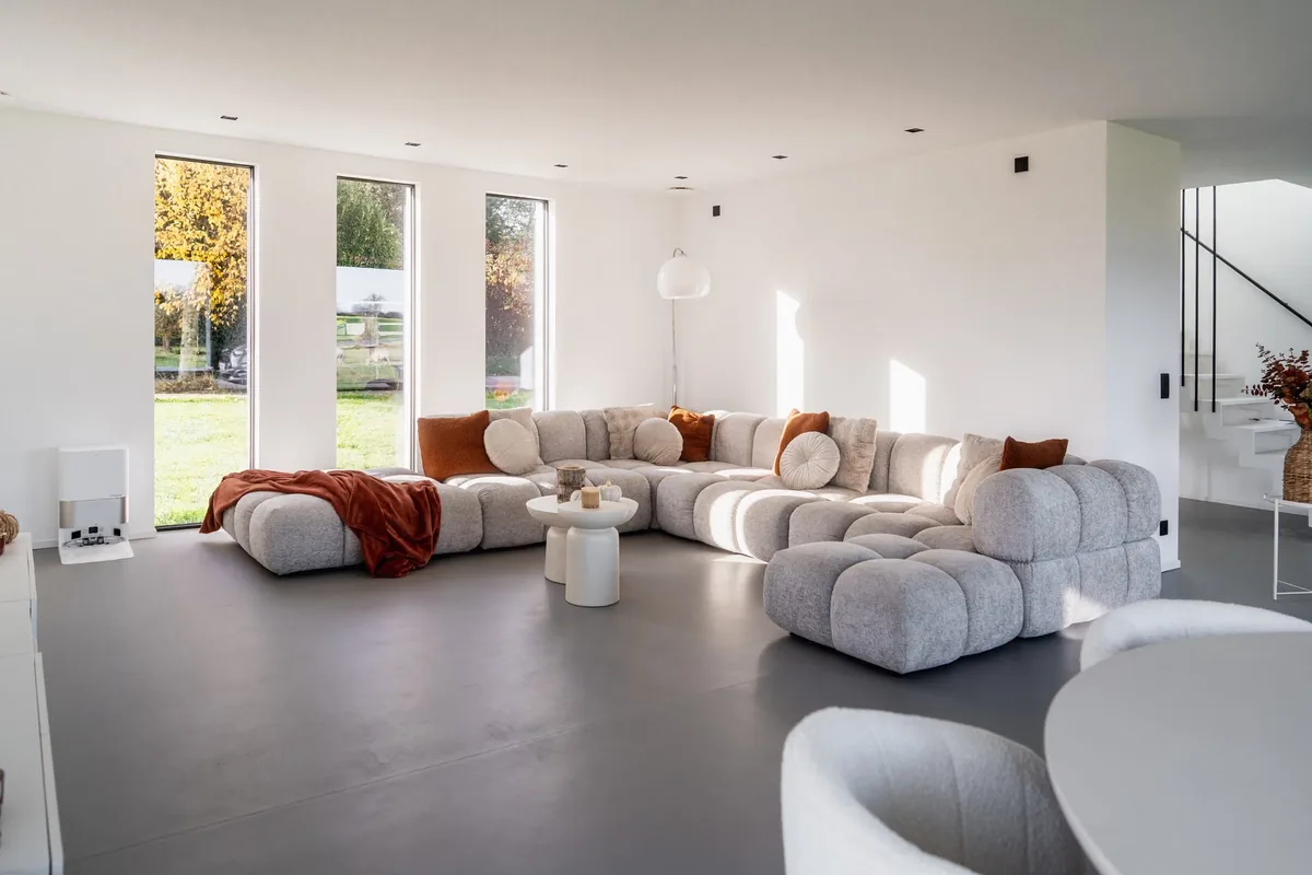 Séjour en béton ciré dans une maison neuve à Walhain