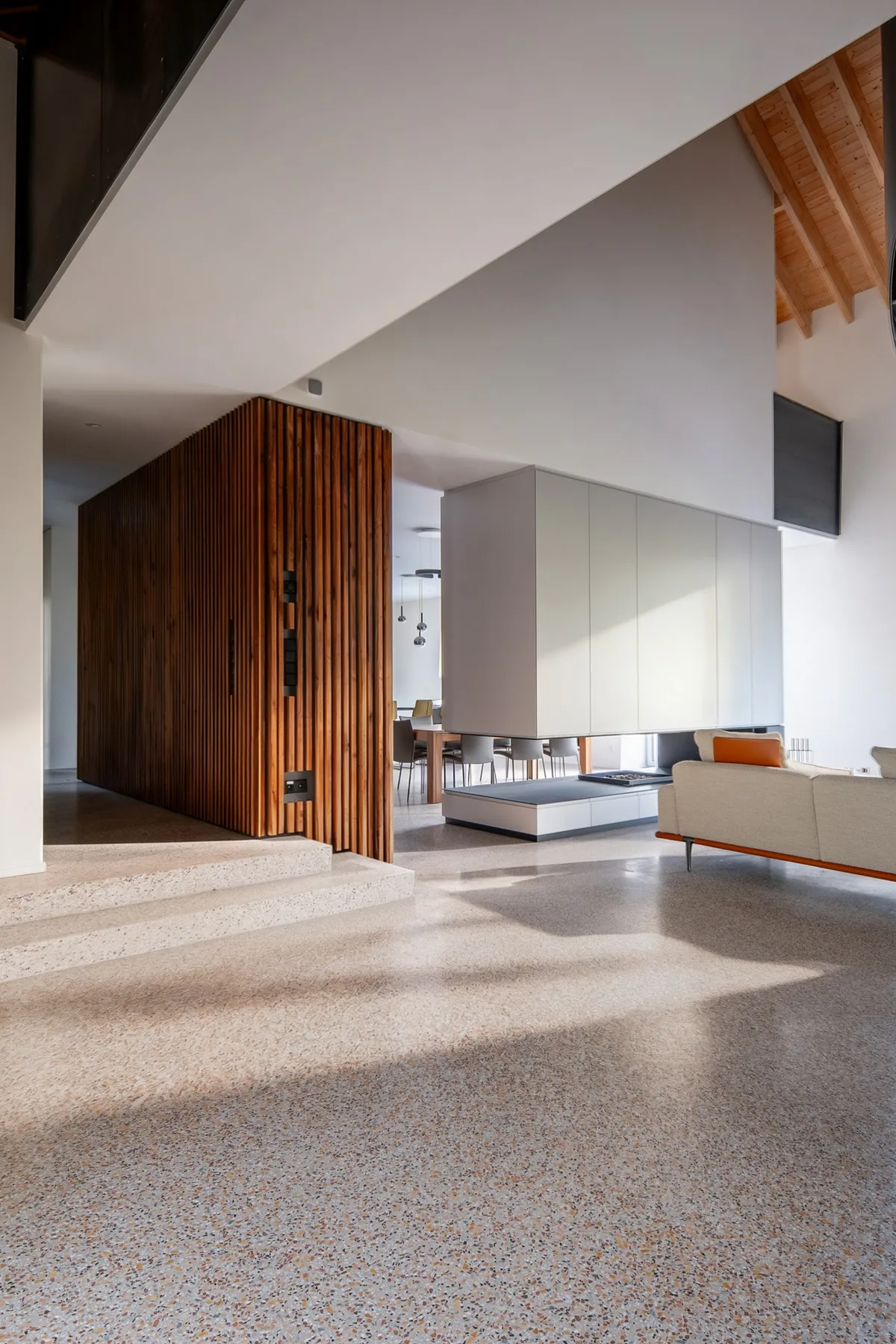 Sol en terrazzo AdLucem et pied de fauteuil dans une habitation au Luxembourg