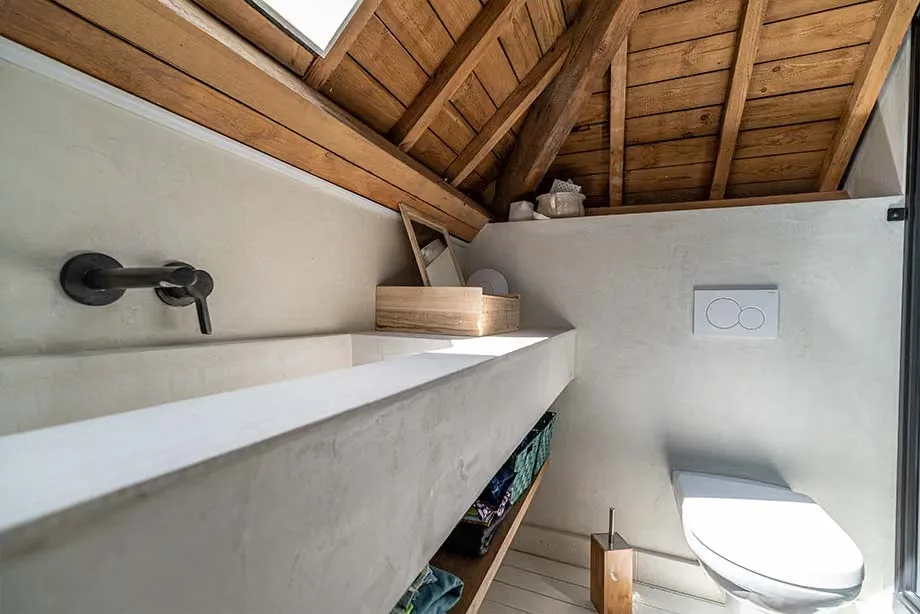 Salle de bain en Mortex, évier et paroi de douche sur mesure