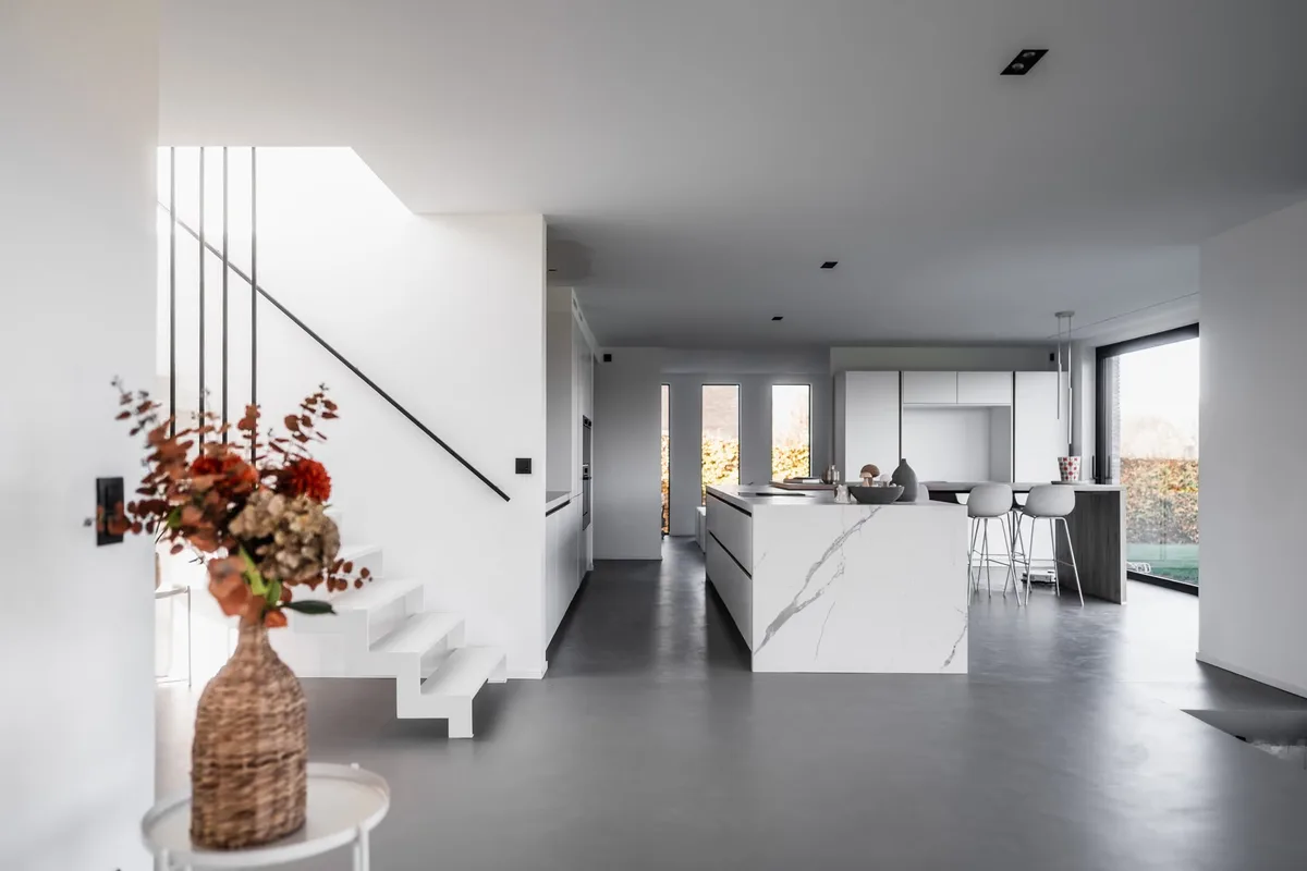 Sol gris continu en résine époxy Microresina dans une maison neuve à Walhain