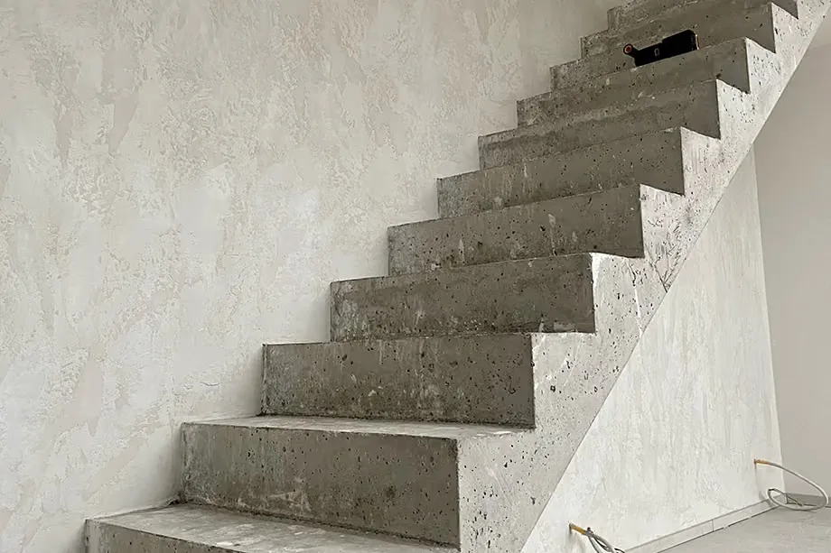 Réalisation d’un escalier en béton ciré blanc, illustration 1