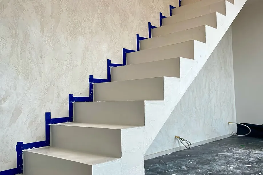 Réalisation d’un escalier en béton ciré blanc