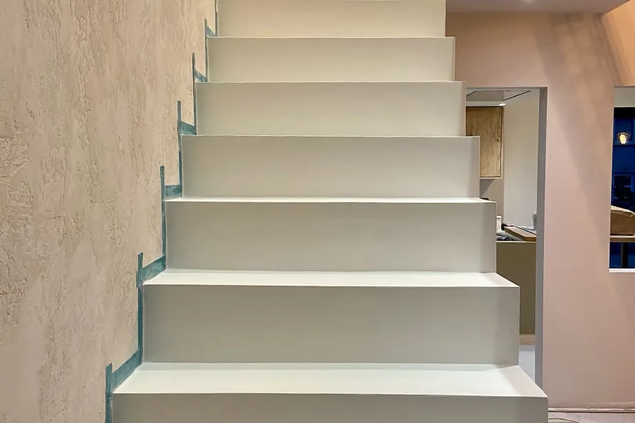 Réalisation d’un escalier en béton ciré blanc, illustration 3