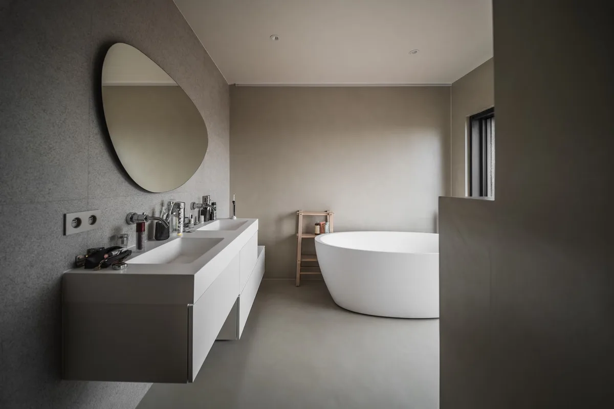 Salle de bain parentale en béton ciré Adlucem, teinte Soie