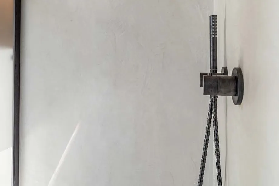 Salle de bain en Mortex, évier et paroi de douche sur mesure, vue 2