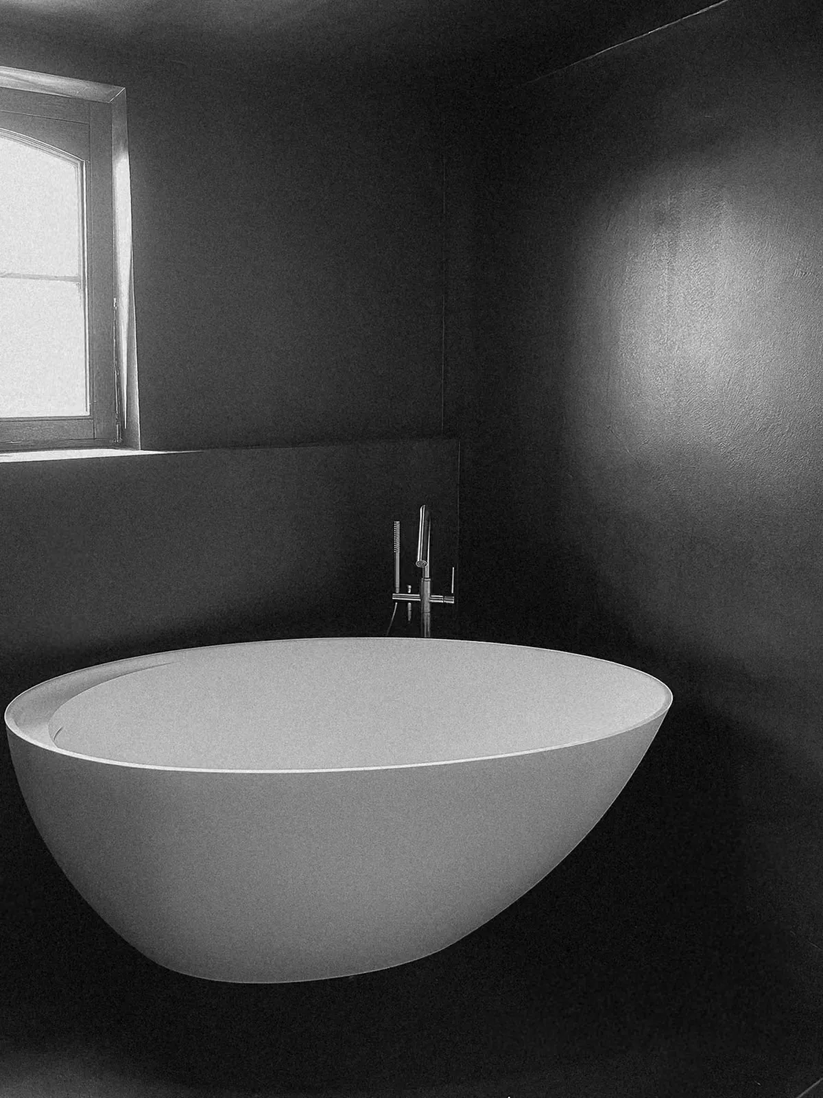 Salle de bain bohème en béton ciré noir
