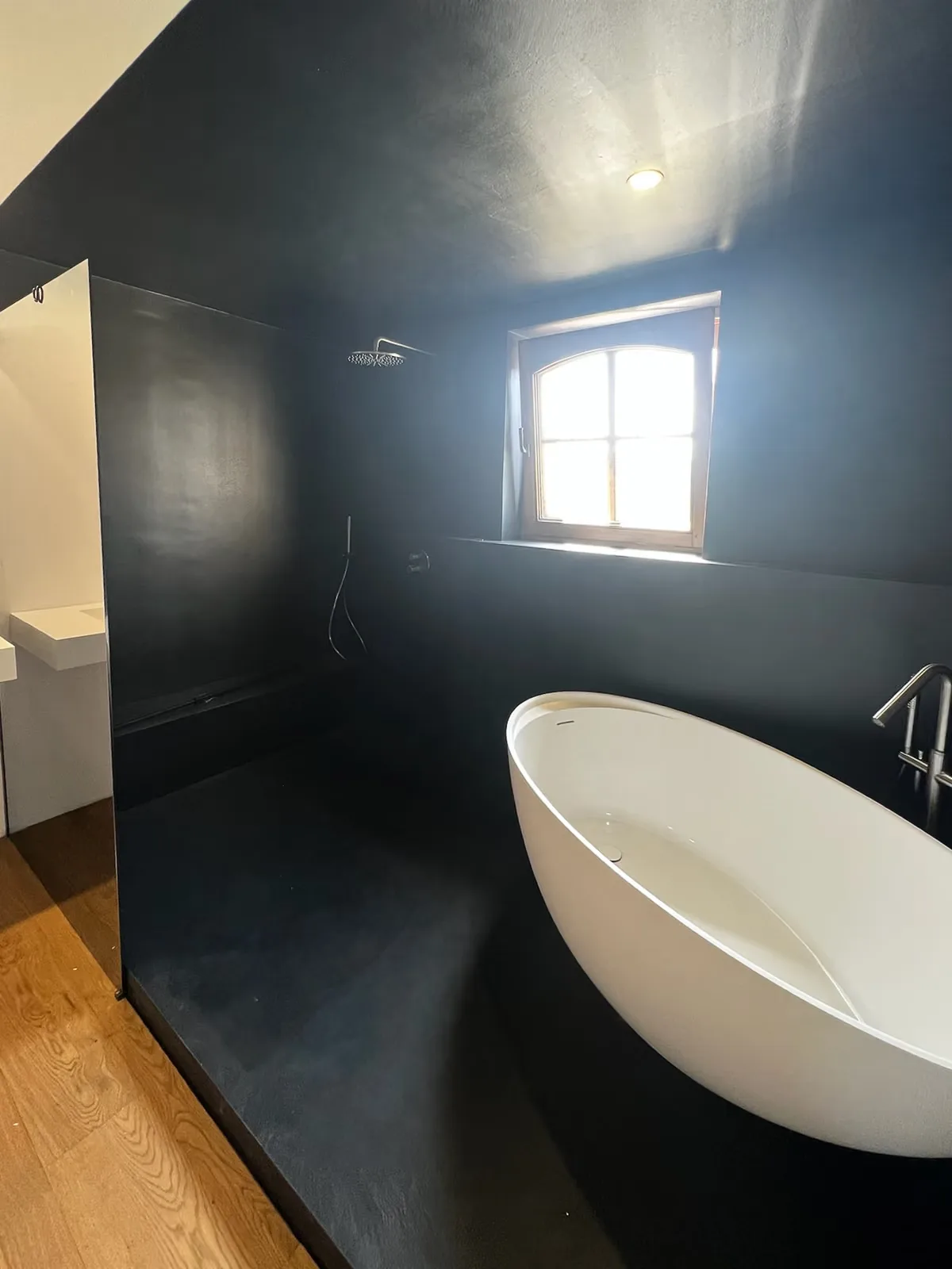 Salle de bain bohème en béton ciré noir, vue 2
