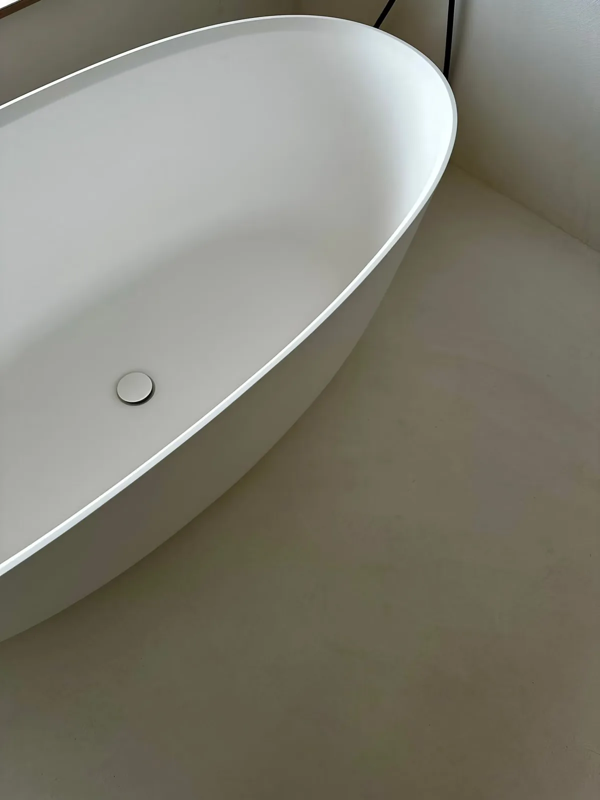 Salle de bain en béton ciré à Blanche Oreille, vue 2