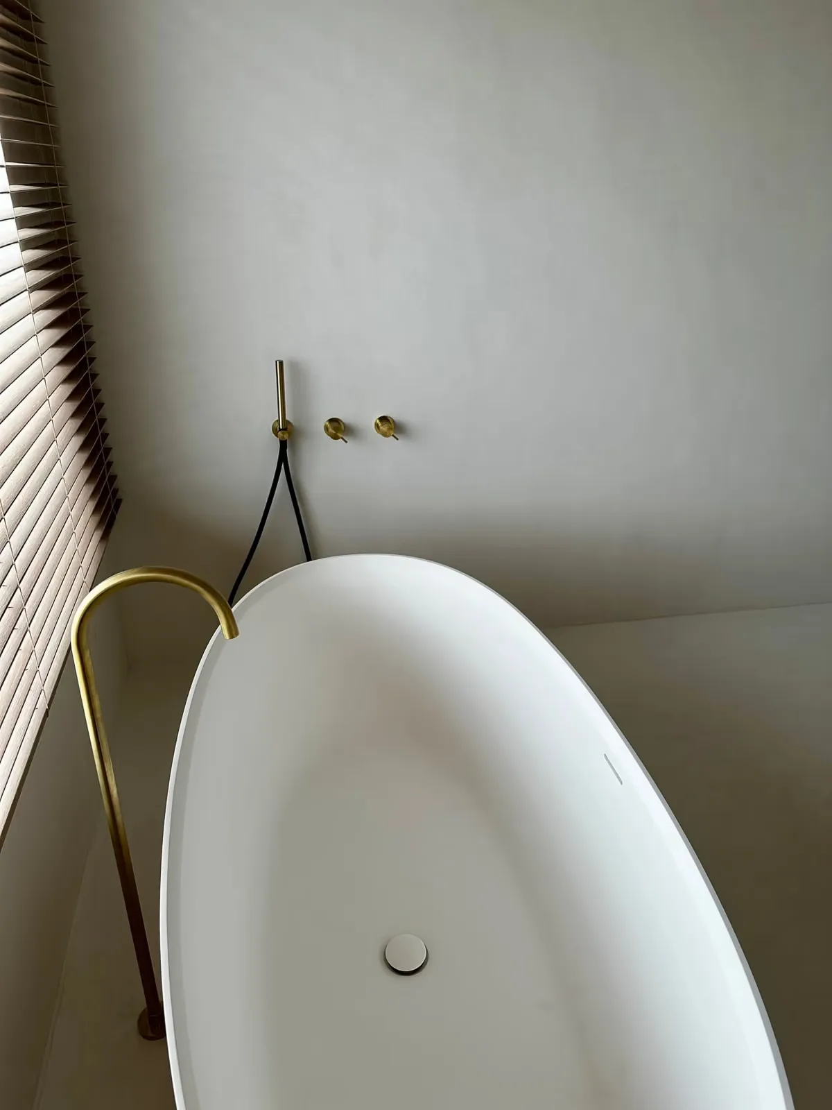 Salle de bain en béton ciré à Blanche Oreille, vue 3