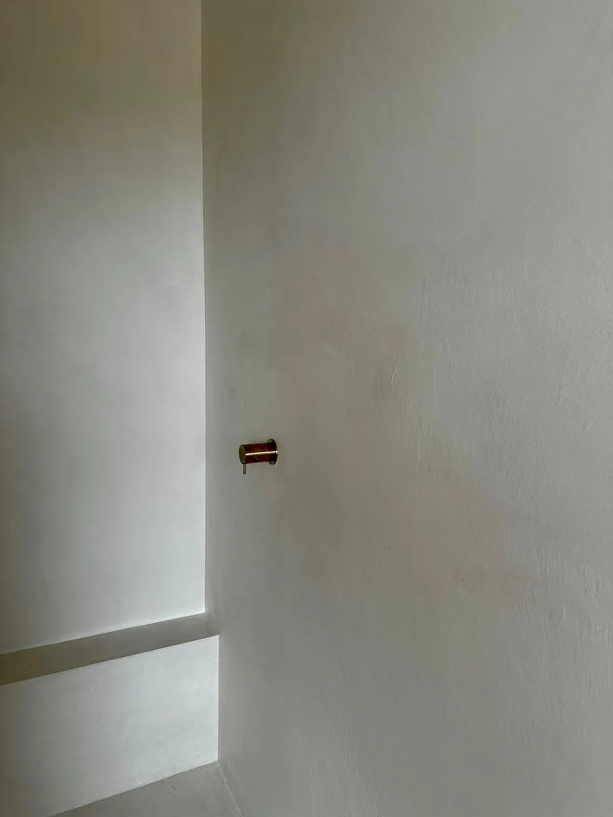 Salle de bain en béton ciré à Blanche Oreille, vue 4