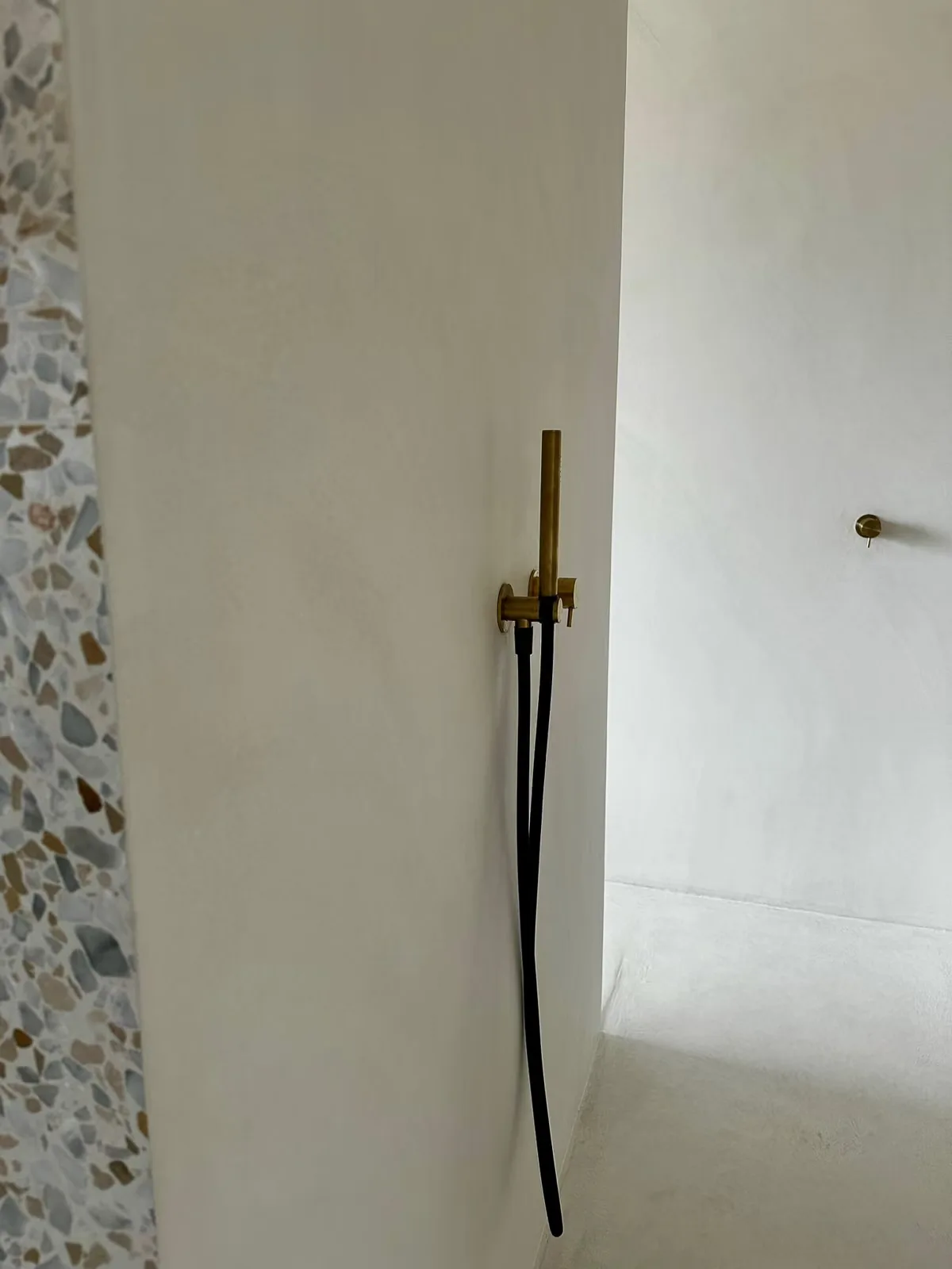 Salle de bain en béton ciré à Blanche Oreille, vue 5