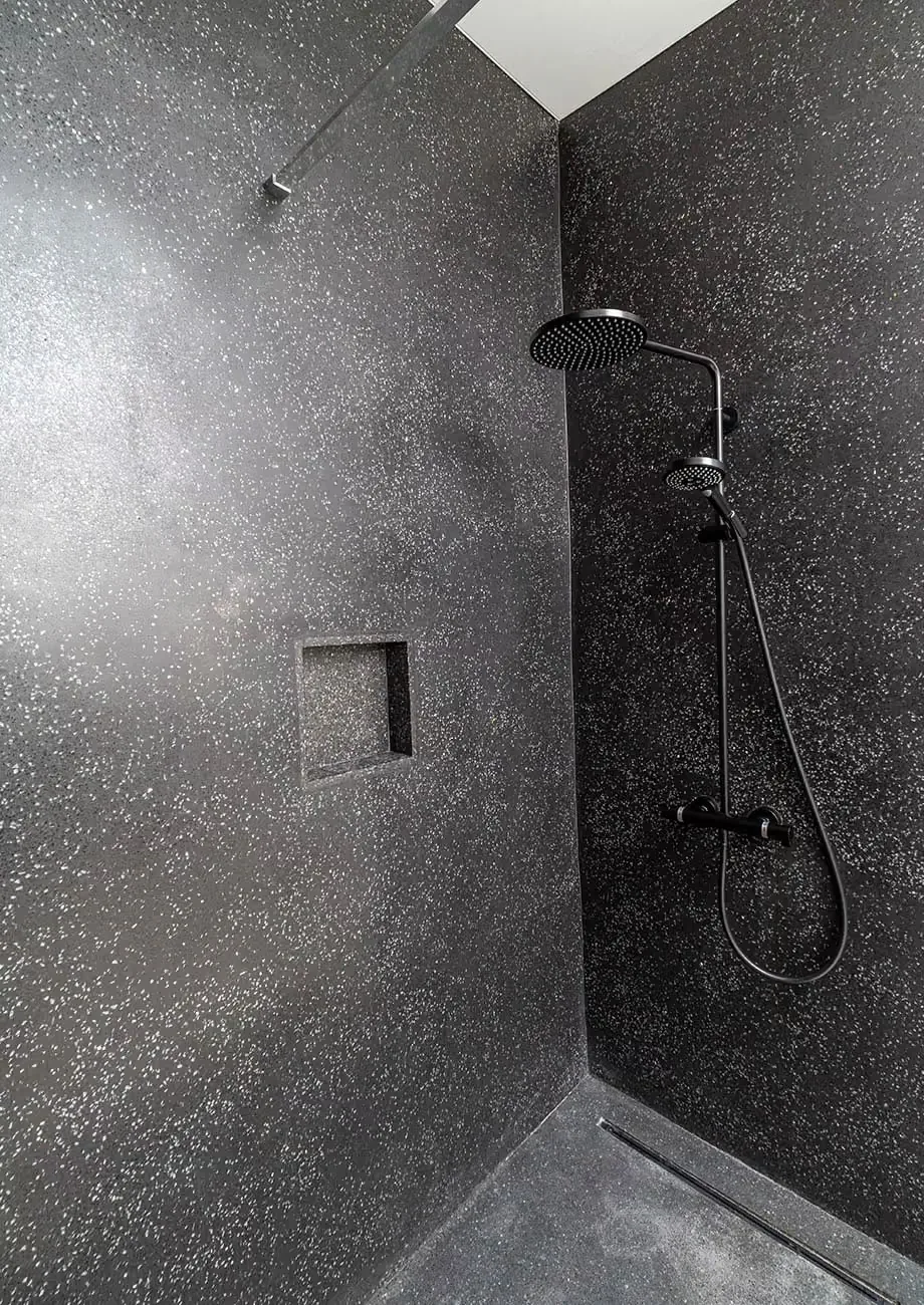 Douche en Mortex et terrazzo sur mesure, vue 2