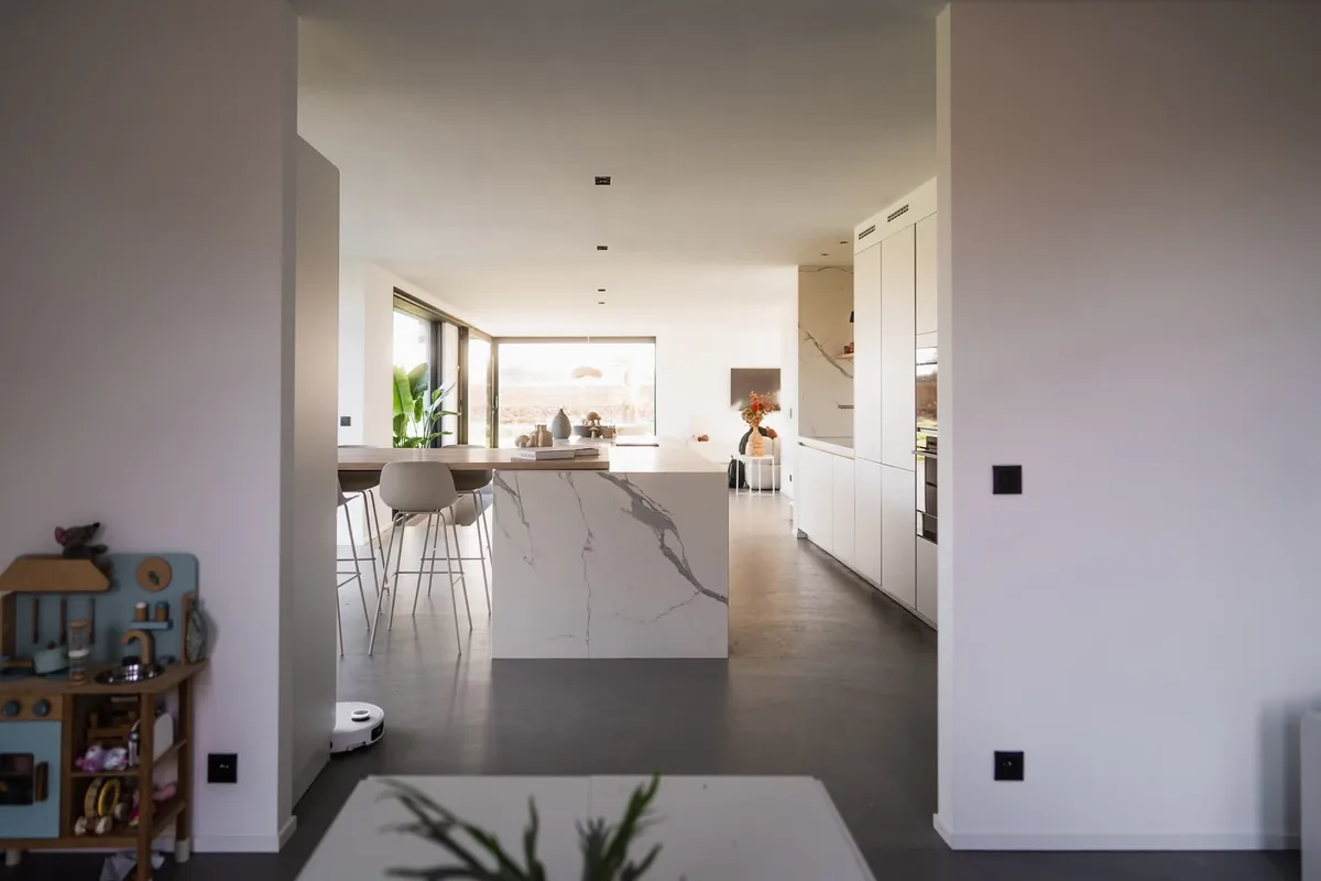 Sol en résine époxy Microresina dans une maison neuve à Walhain, vue 12
