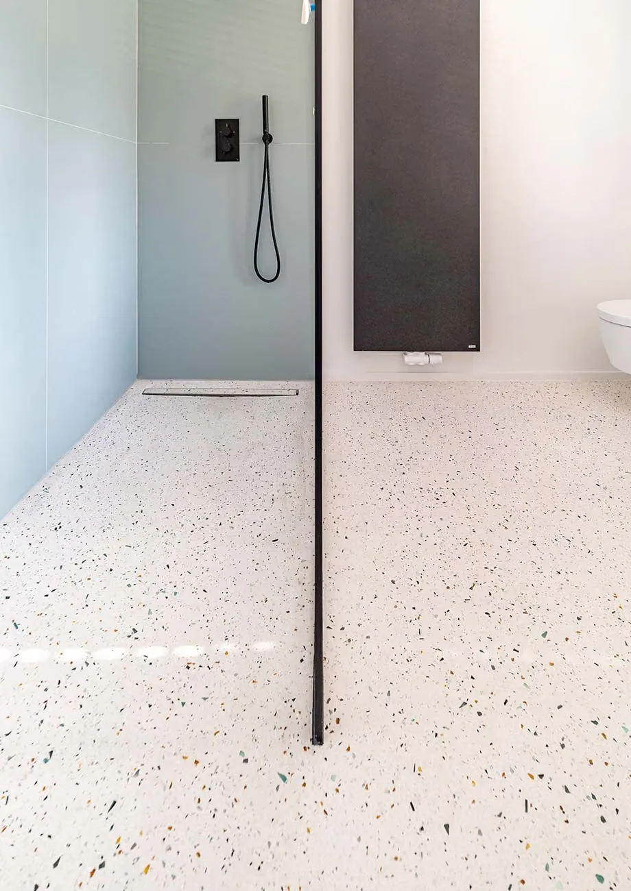 Sol de douche à l’italienne et rénovation d’un granito ancien, vue 2