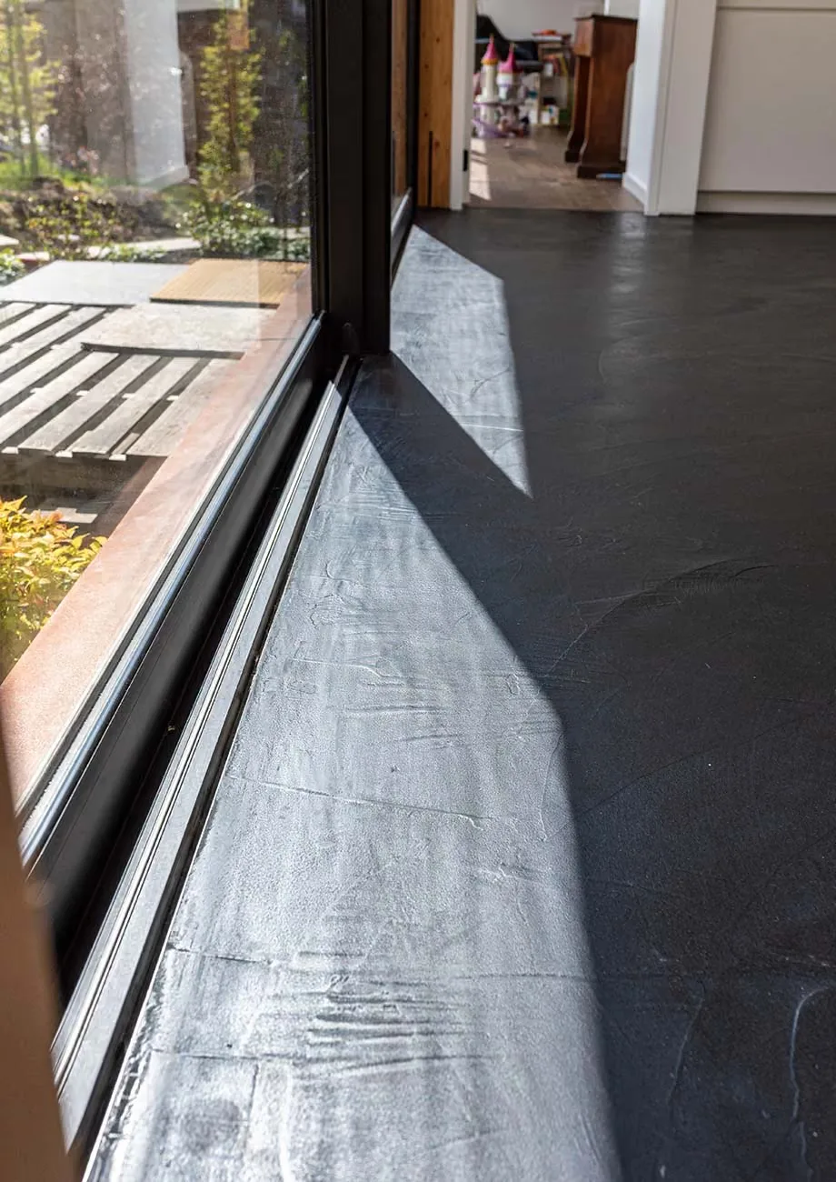 Sol et douche en Mortex noir, vue 2