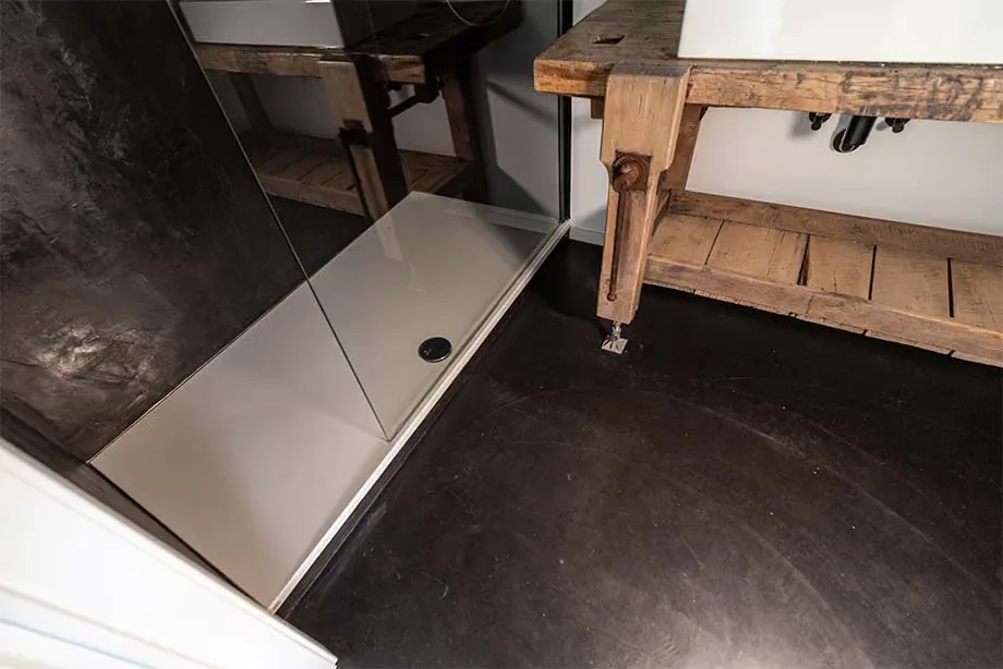 Sol et douche en Mortex noir, vue 3