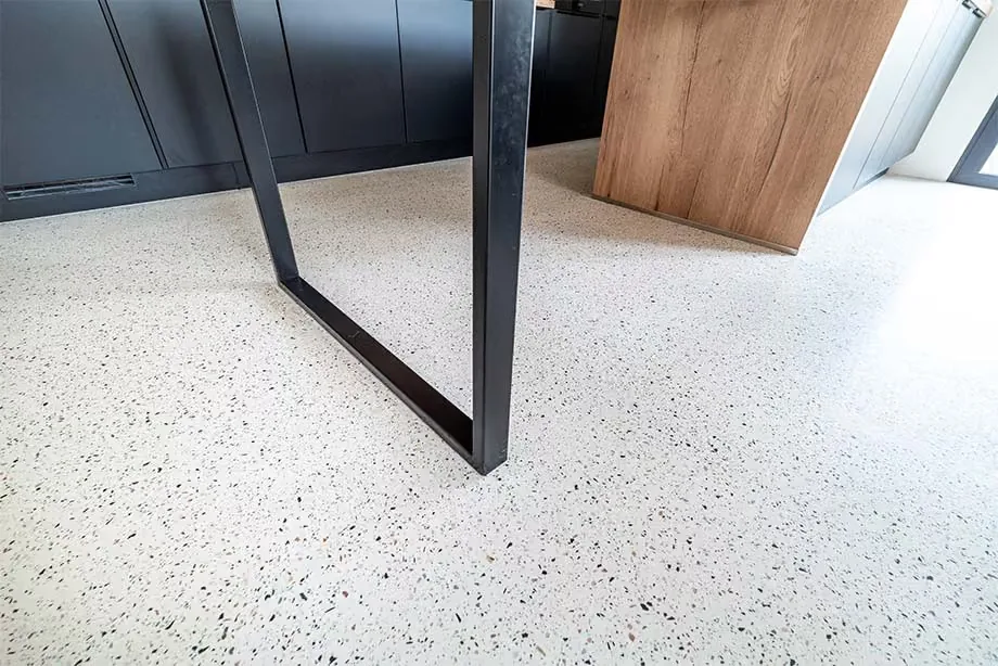 Sol en terrazzo Bealstone pour une cuisine et un salon