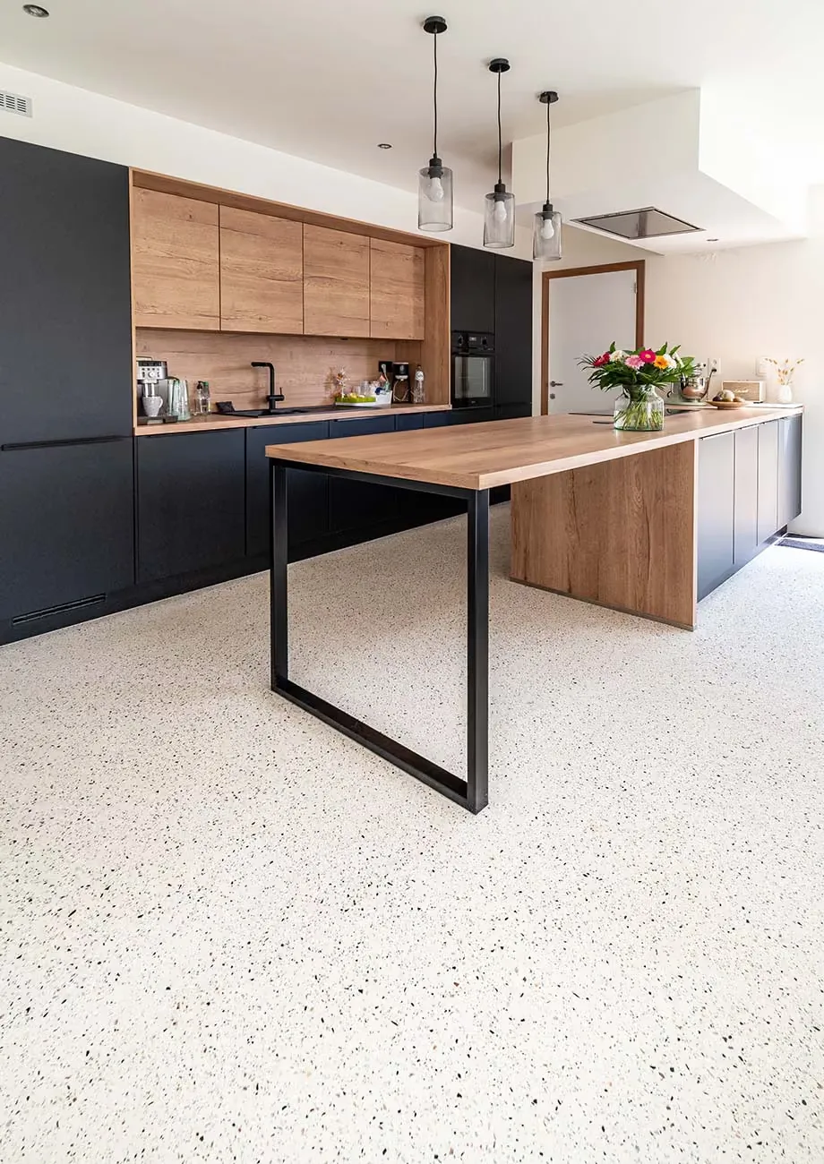 Sol en terrazzo Bealstone pour une cuisine et un salon, vue 2