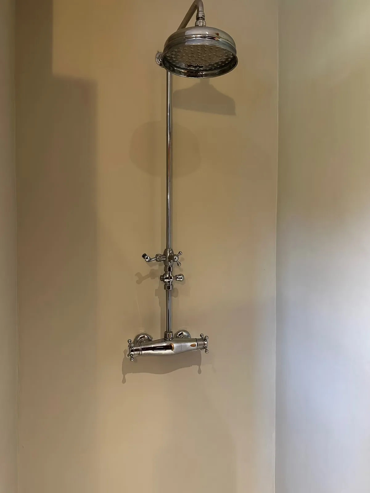 Sol en béton ciré et douche à Libramont, vue 2