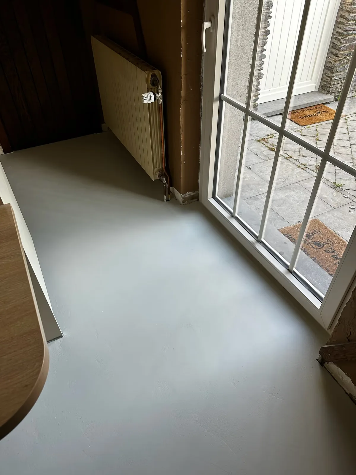 Sol en béton ciré et douche à Libramont, vue 5