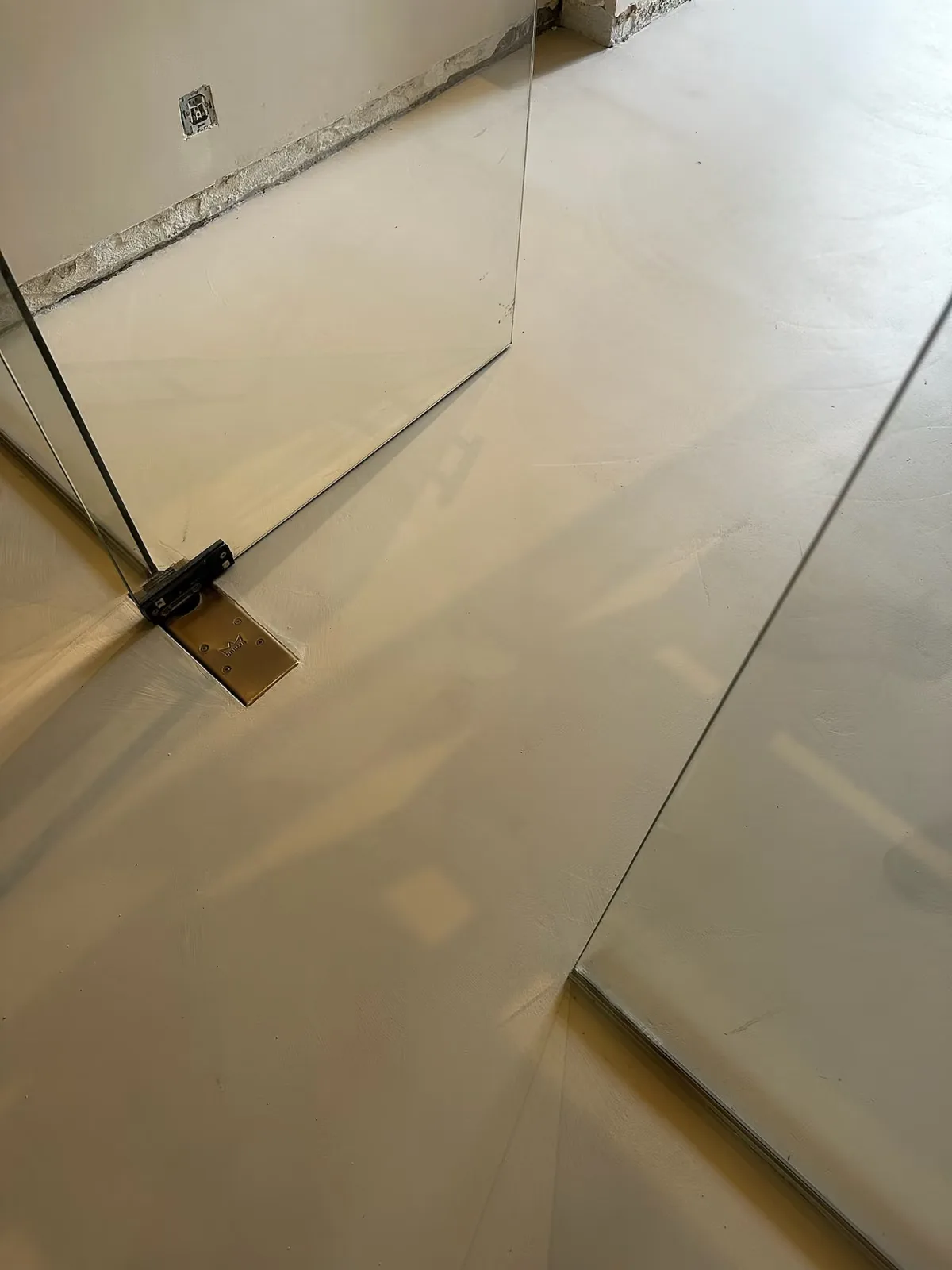 Sol en béton ciré et douche à Libramont, vue 6