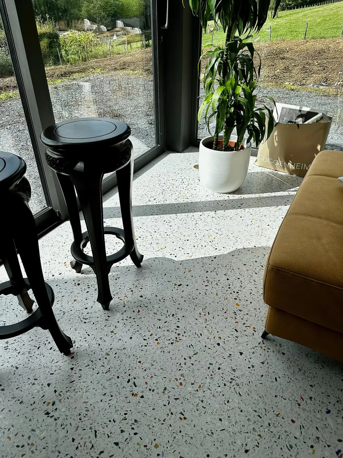 Sol en terrazzo luminescent et salle de bain en béton ciré