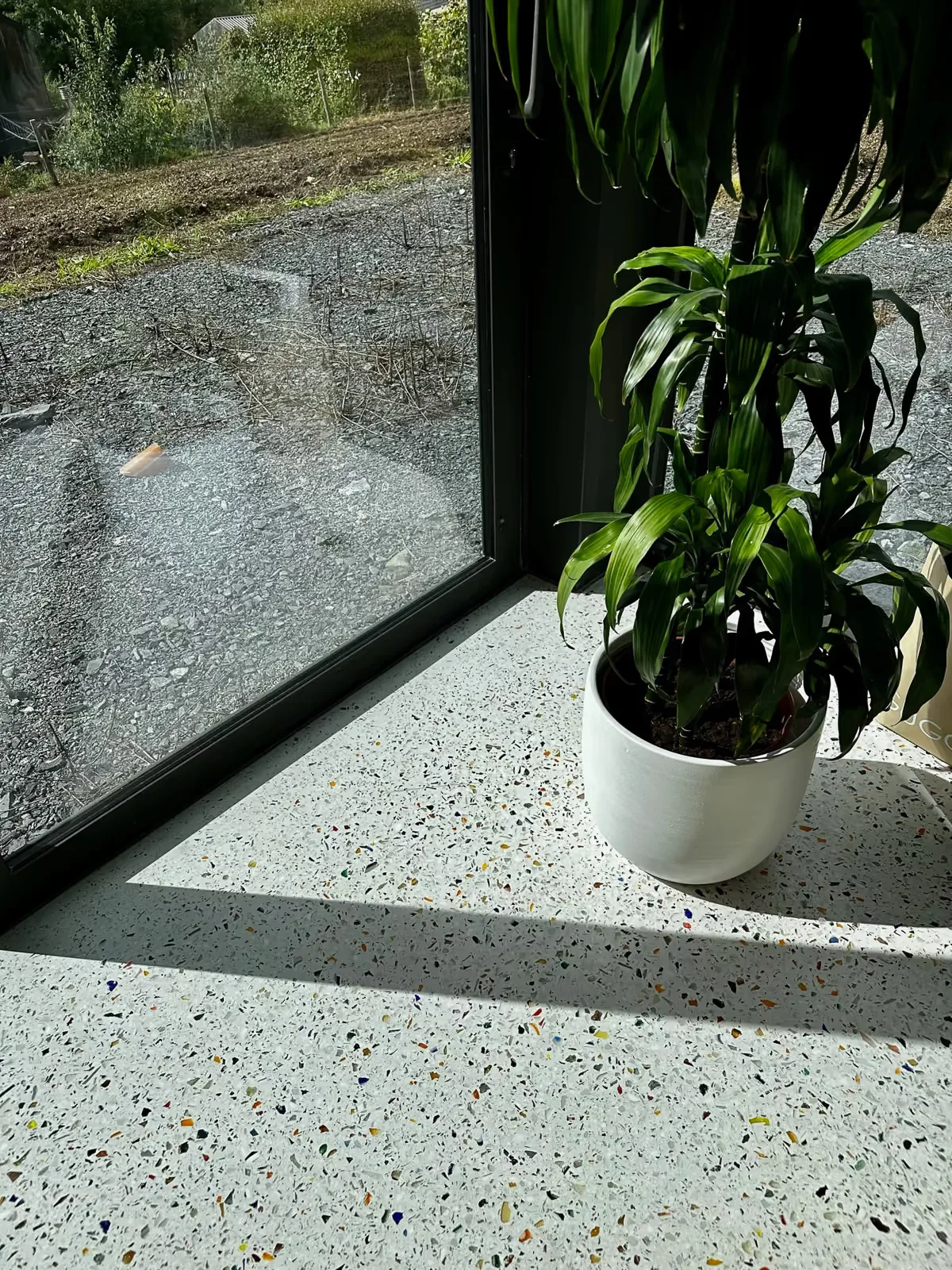 Sol en terrazzo luminescent et salle de bain en béton ciré, vue 2