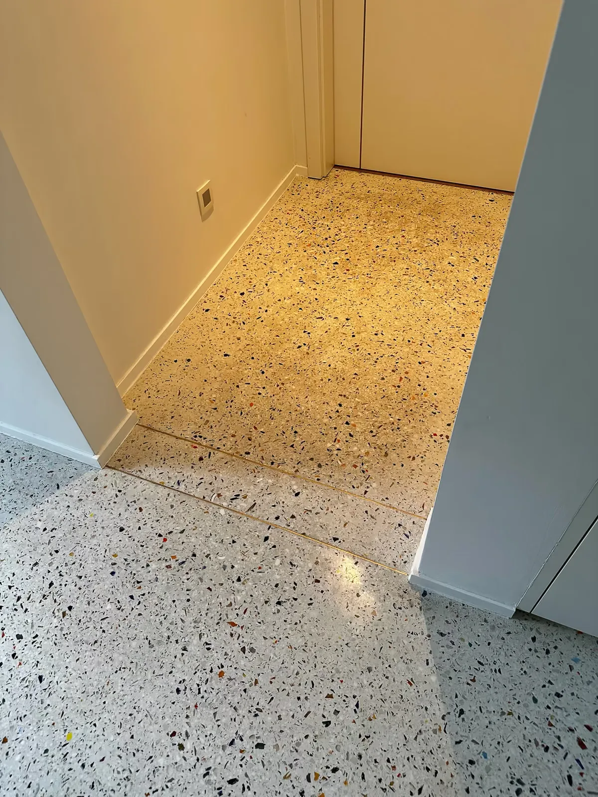 Sol en terrazzo luminescent et salle de bain en béton ciré, vue 5
