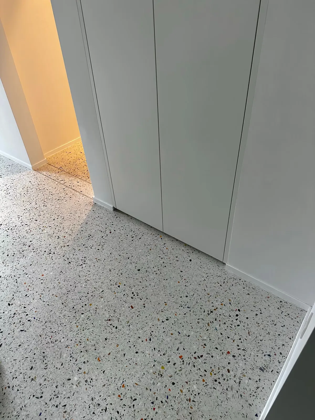 Sol en terrazzo luminescent et salle de bain en béton ciré, vue 6