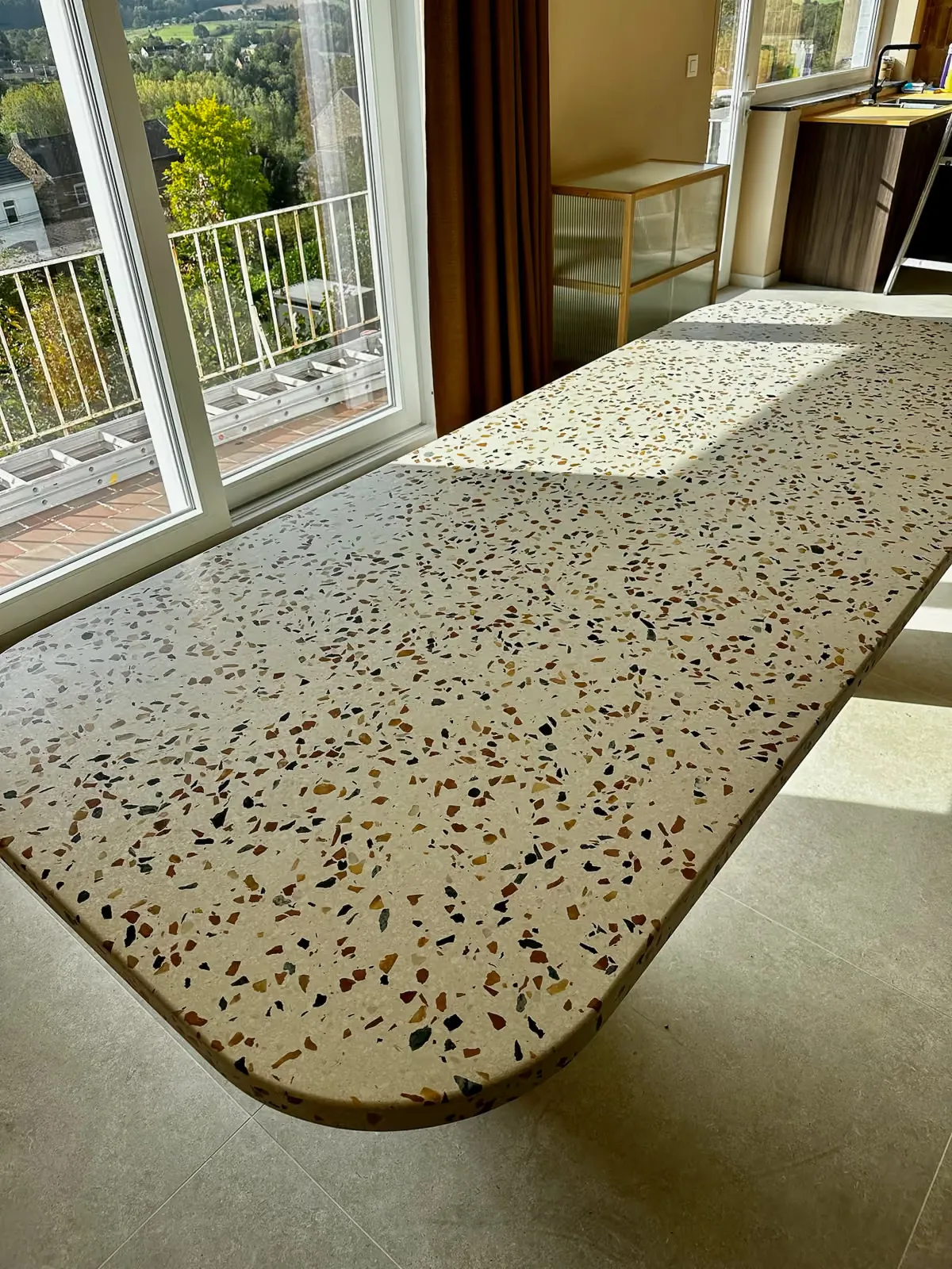 Table en terrazzo sur mesure à Malonne, vue 4