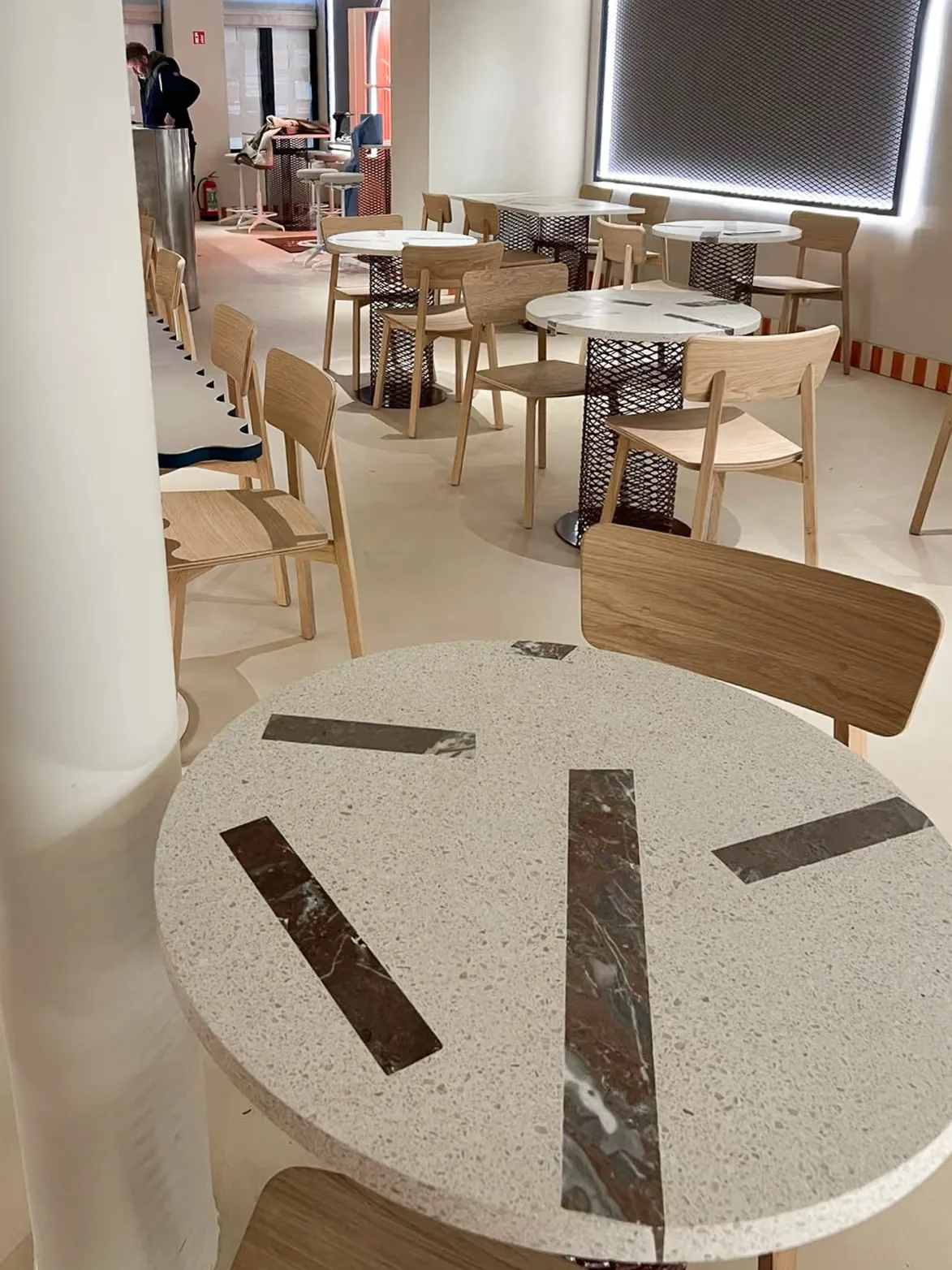 Sol en béton ciré et tables en terrazzo au restaurant Chez Guillaume, Namur, vue 4