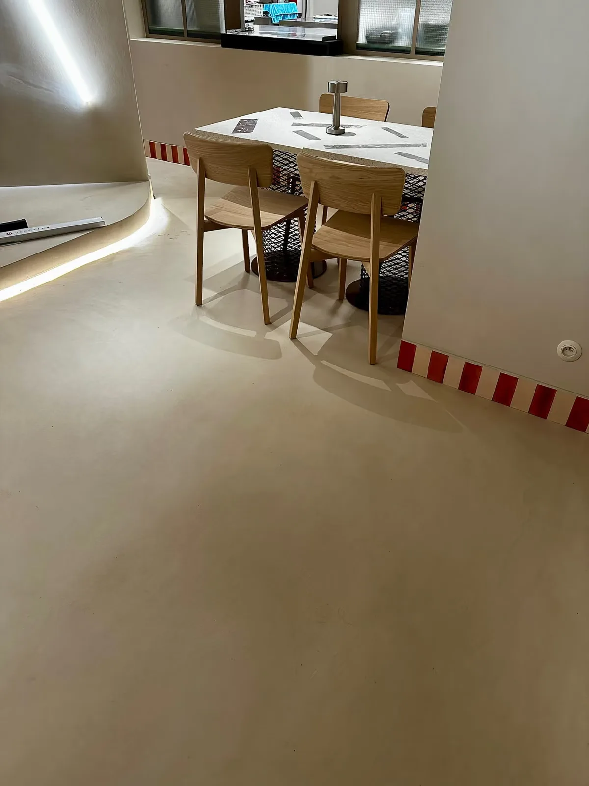Sol en béton ciré et tables en terrazzo au restaurant Chez Guillaume, Namur, vue 5