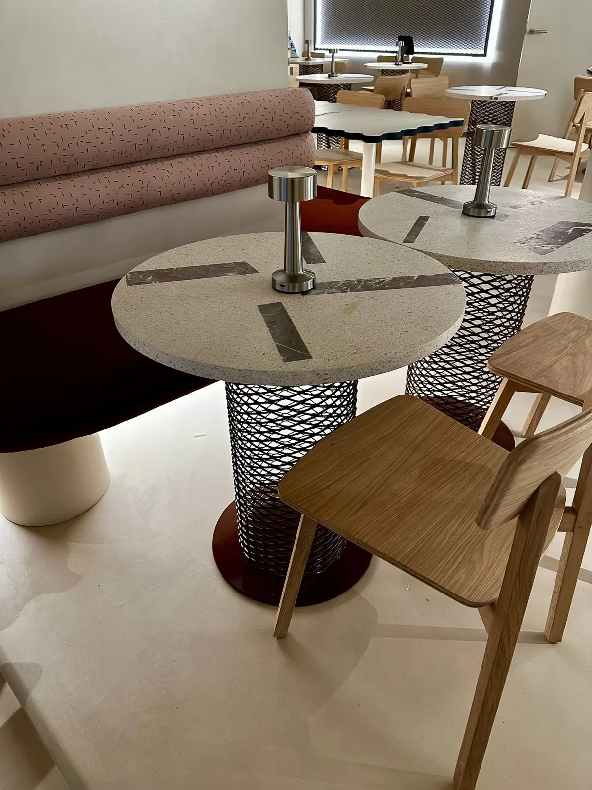 Sol en béton ciré et tables en terrazzo au restaurant Chez Guillaume, Namur, vue 7