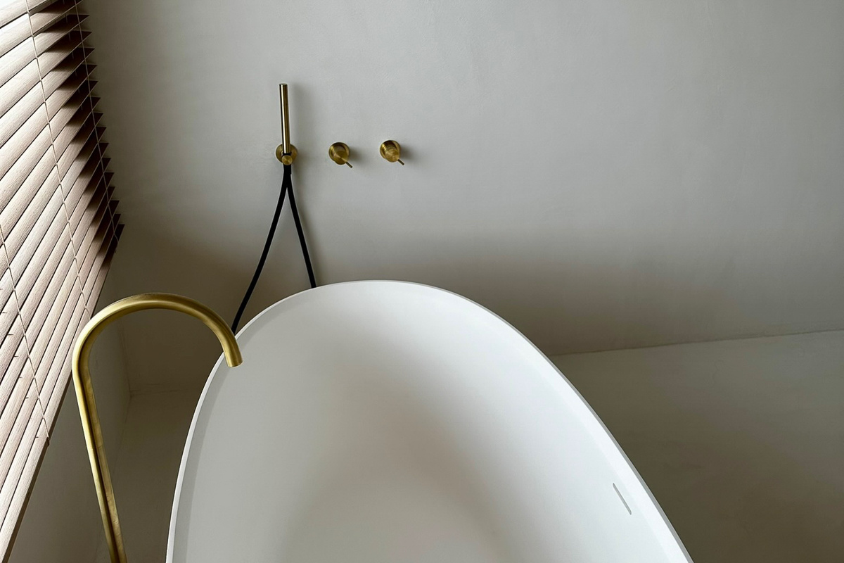 baignore blanche avec mur et sol en béton ciré