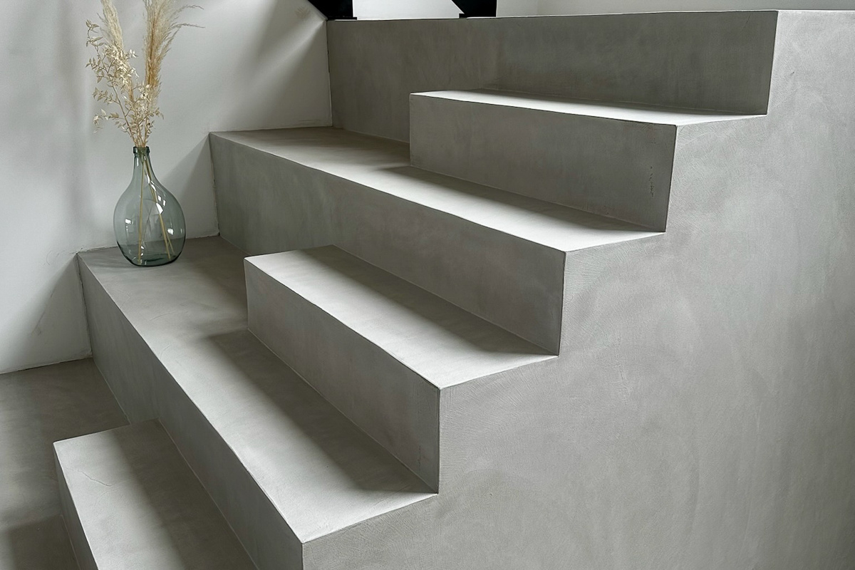 escalier design en béton ciré et en bois