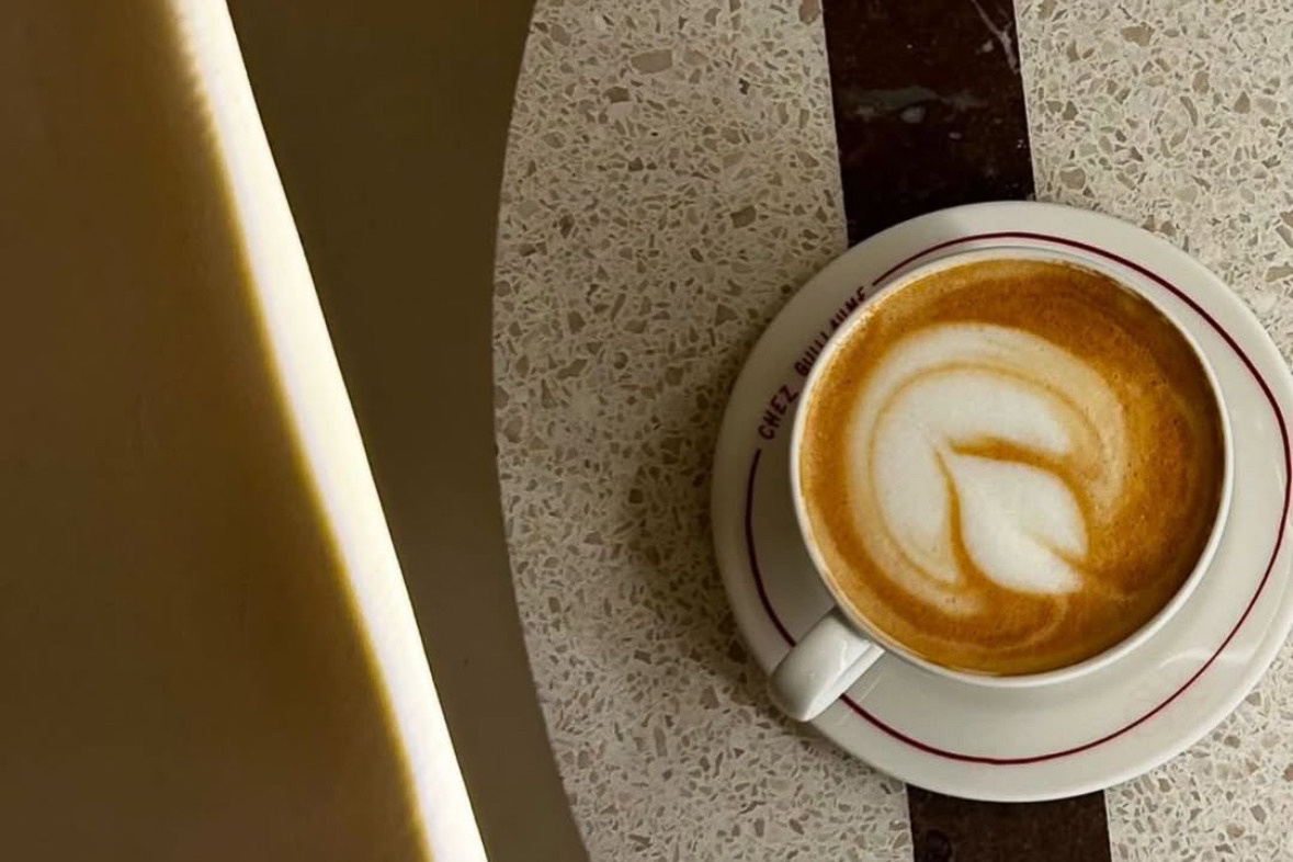 table restaurant en terrazzo avec café