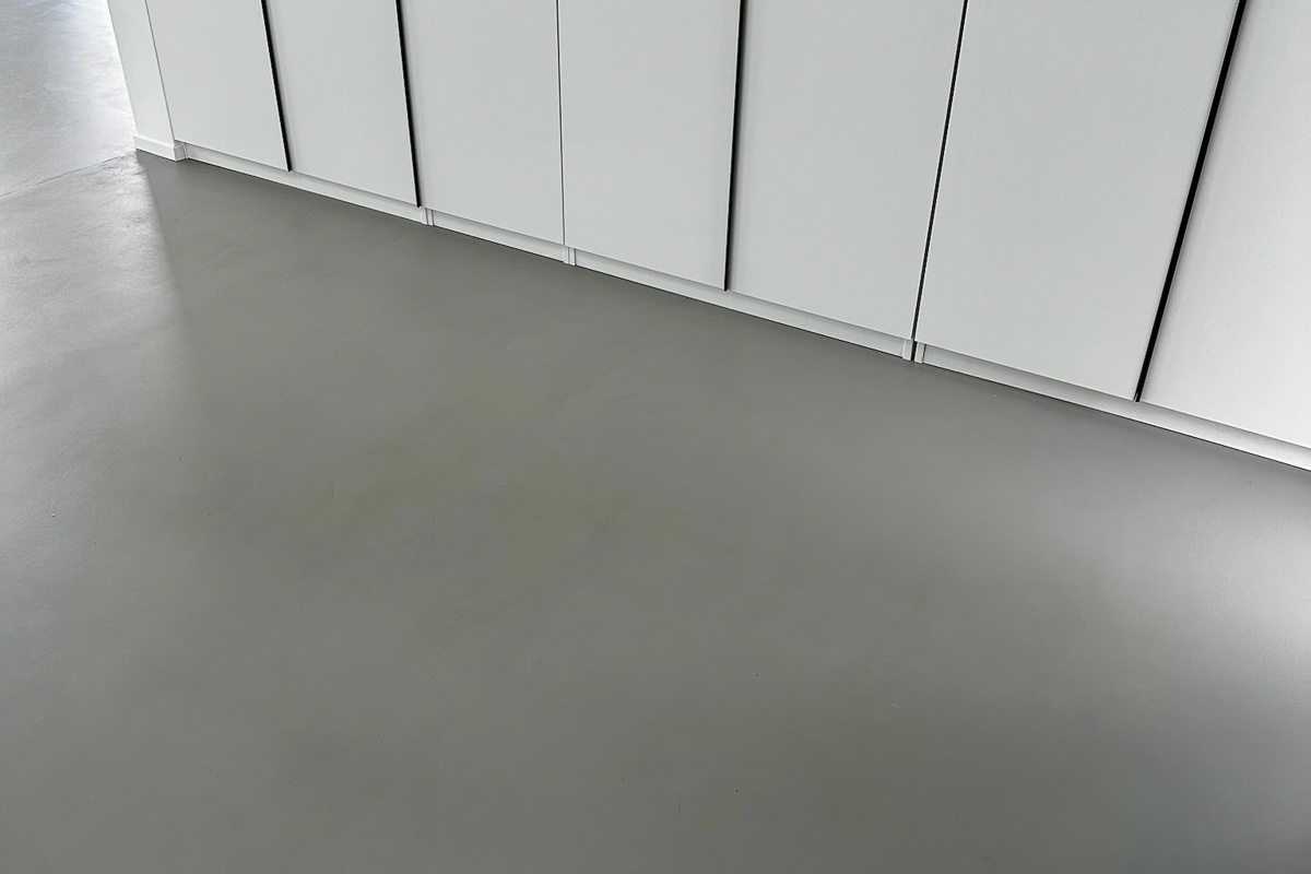 sol en béton ciré avec armoire blanche