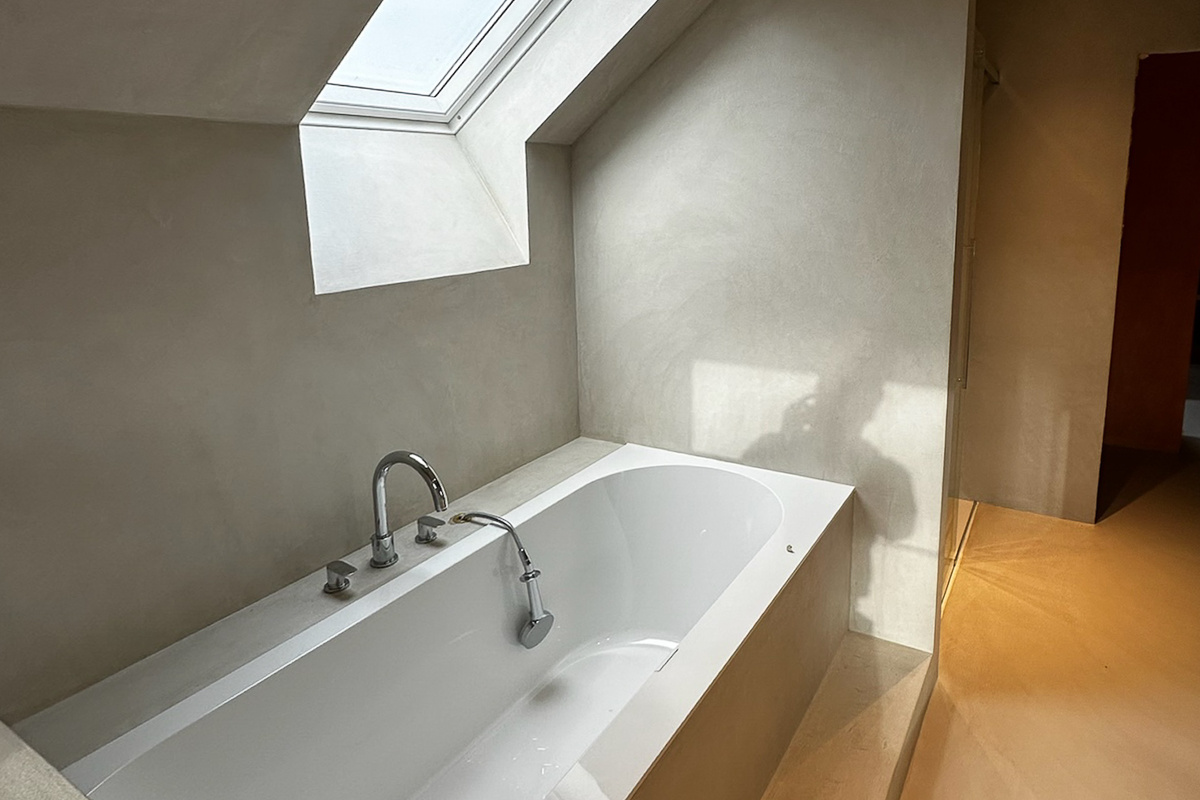 salle de bain en béton ciré baignoire