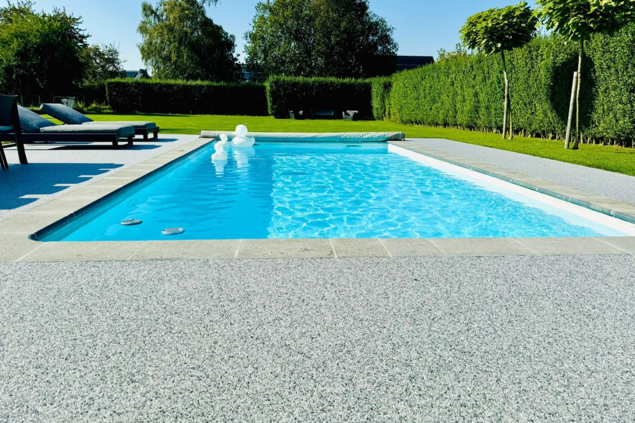 résine époxy avec éclats marbre autour piscine