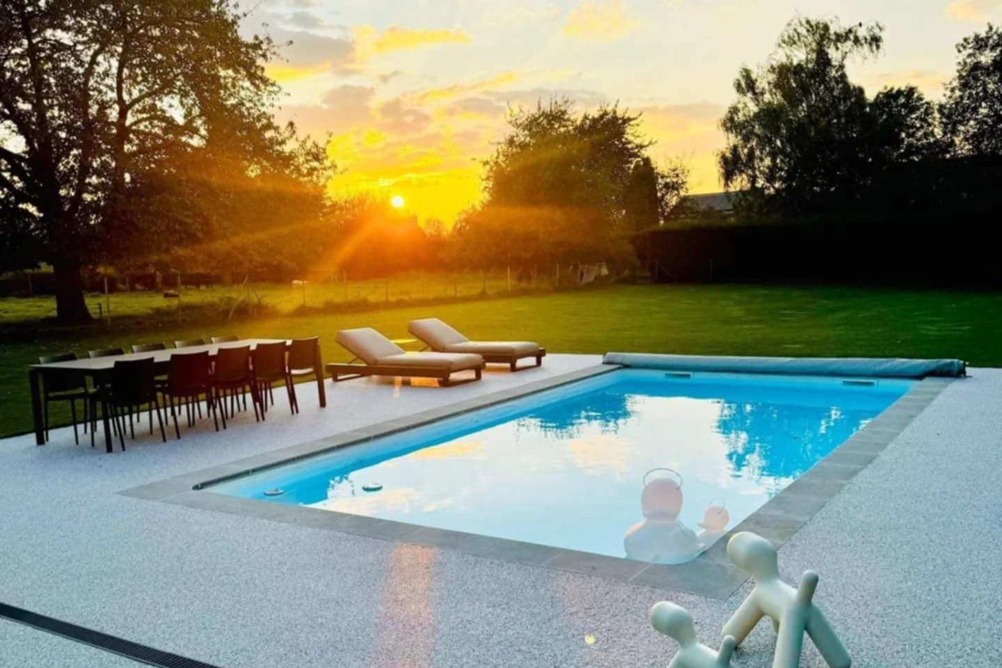 résine époxy avec éclats marbre autour piscine